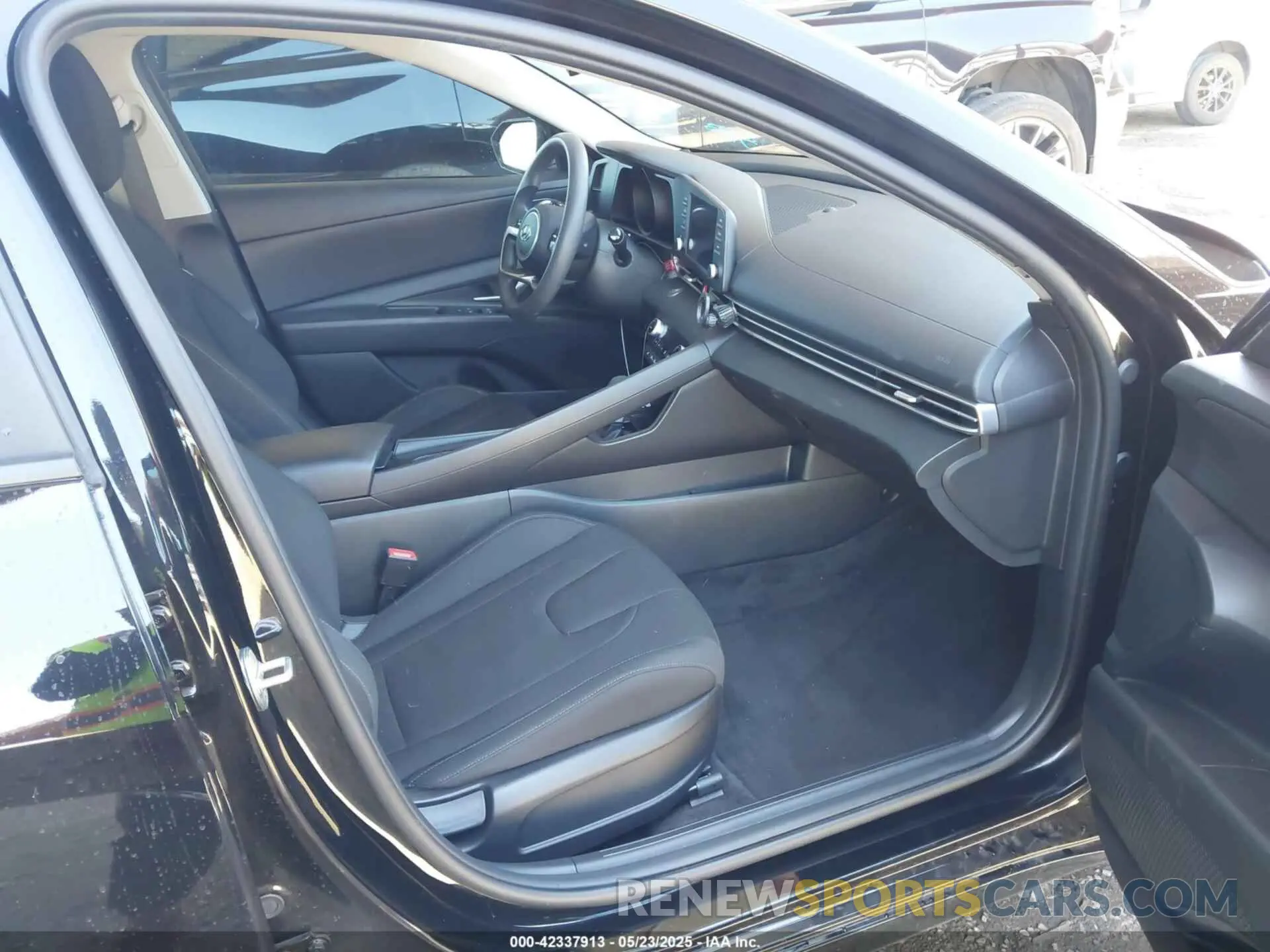 5 Photograph of a damaged car KMHLM4AJ8NU032349 HYUNDAI ELANTRA HYBRID 2022