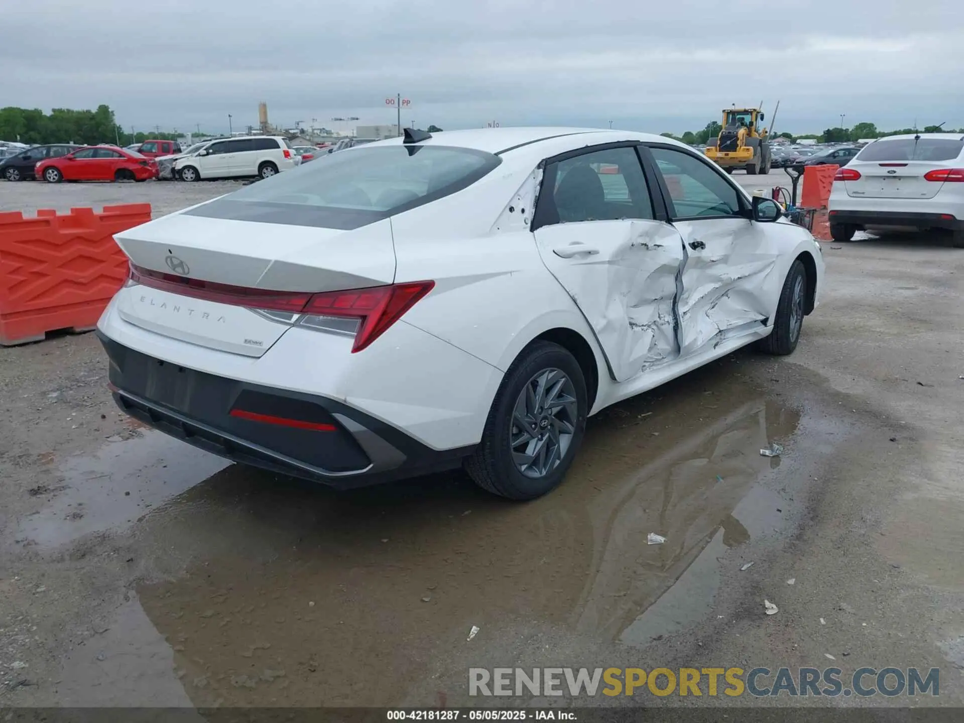 4 Photograph of a damaged car KMHLM4DJ8RU116768 HYUNDAI ELANTRA HYBRID 2024