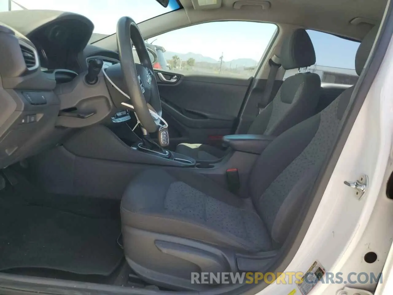 7 Photograph of a damaged car KMHC65LC0KU151751 HYUNDAI IONIQ 2019