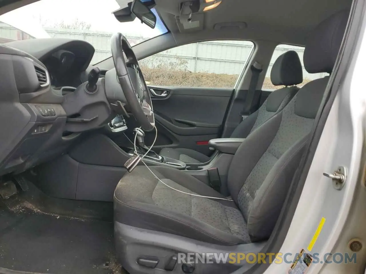 7 Photograph of a damaged car KMHC75LC3KU137470 HYUNDAI IONIQ 2019