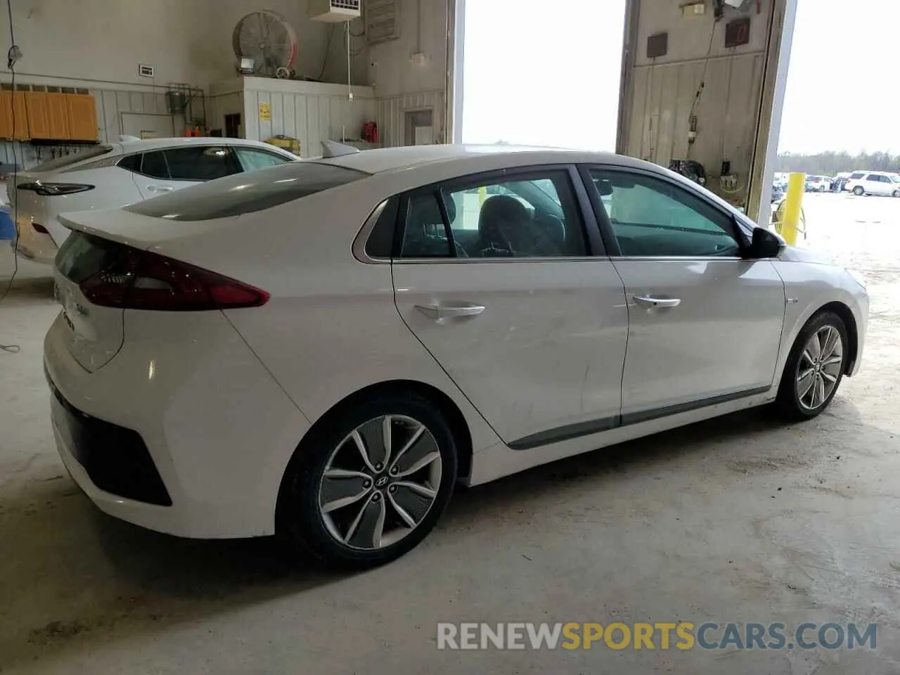3 Photograph of a damaged car KMHC85LC6KU115539 HYUNDAI IONIQ 2019