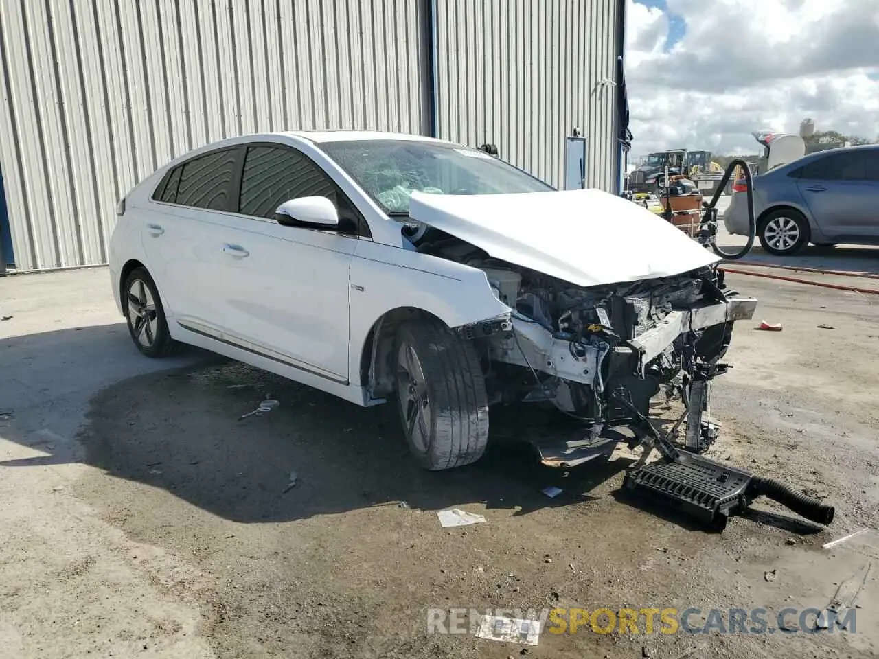 4 Photograph of a damaged car KMHC85LC8LU226305 HYUNDAI IONIQ 2020