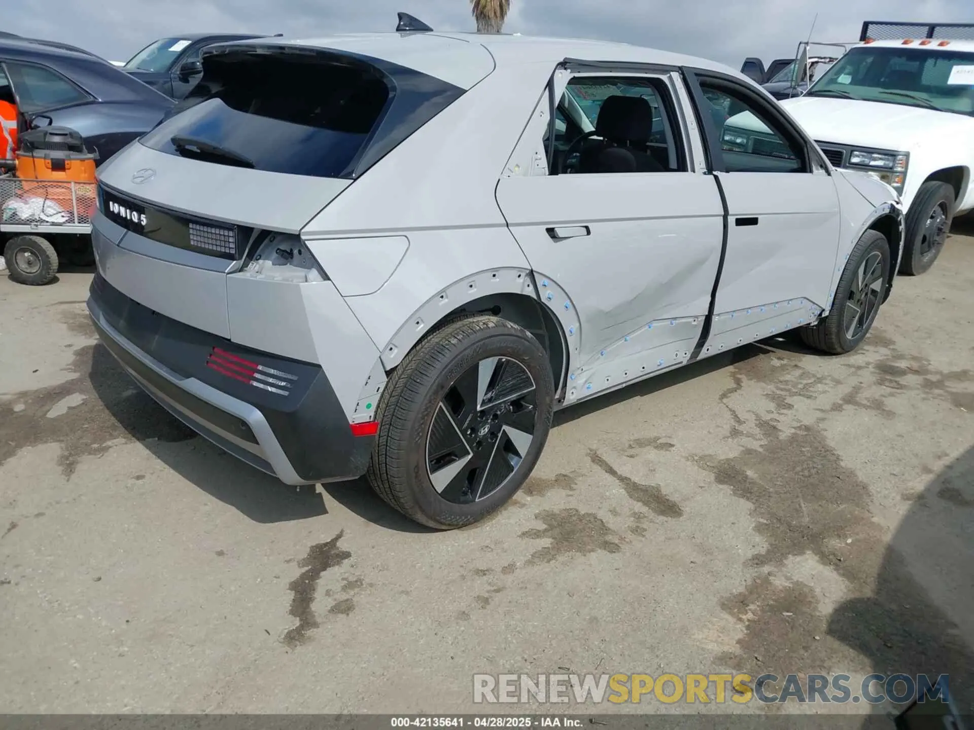4 Photograph of a damaged car 7YAKM4DA8SY002745 HYUNDAI IONIQ 5 2025