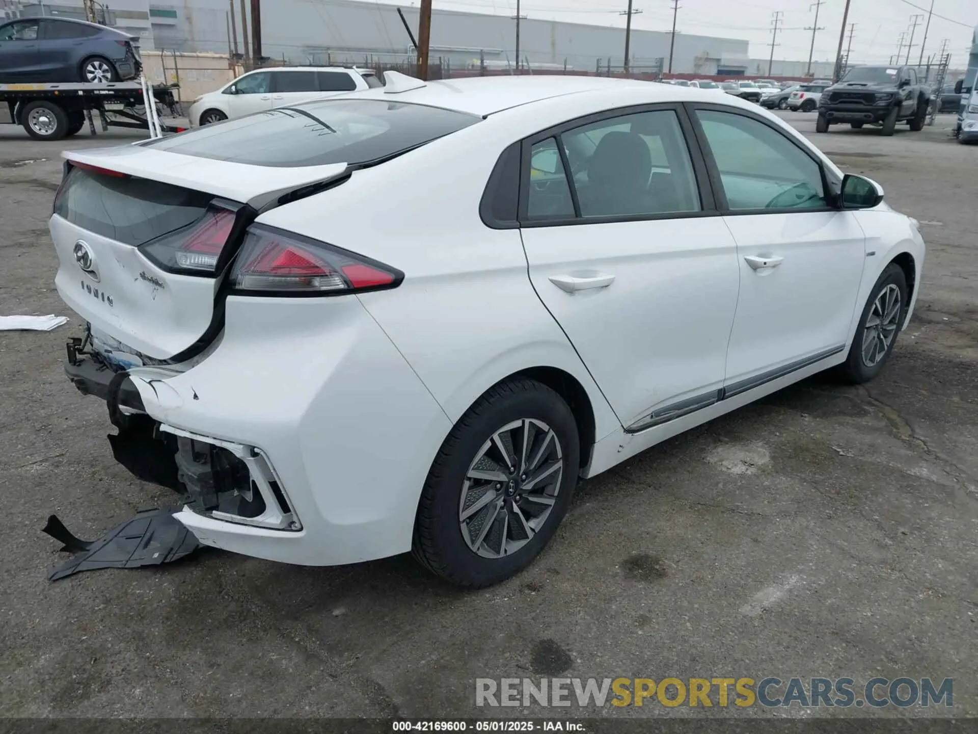 4 Photograph of a damaged car KMHC75LJ2LU071350 HYUNDAI IONIQ ELECTRIC 2020