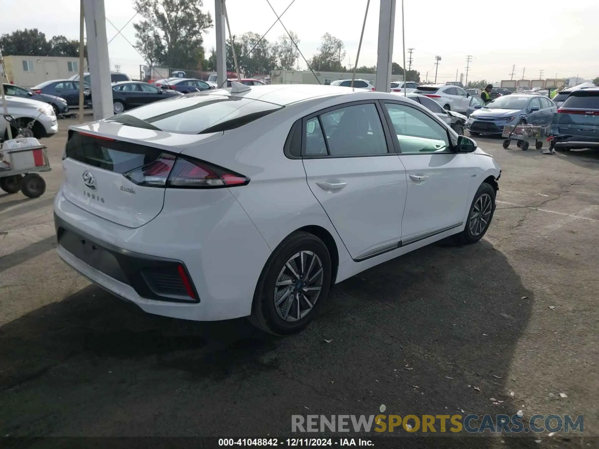 4 Photograph of a damaged car KMHC75LJXLU068566 HYUNDAI IONIQ ELECTRIC 2020