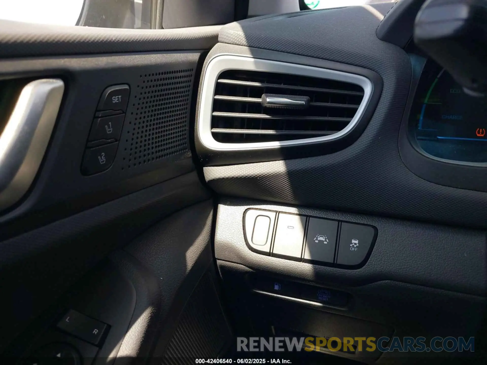 18 Photograph of a damaged car KMHC05LC8KU124248 HYUNDAI IONIQ HYBRID 2019