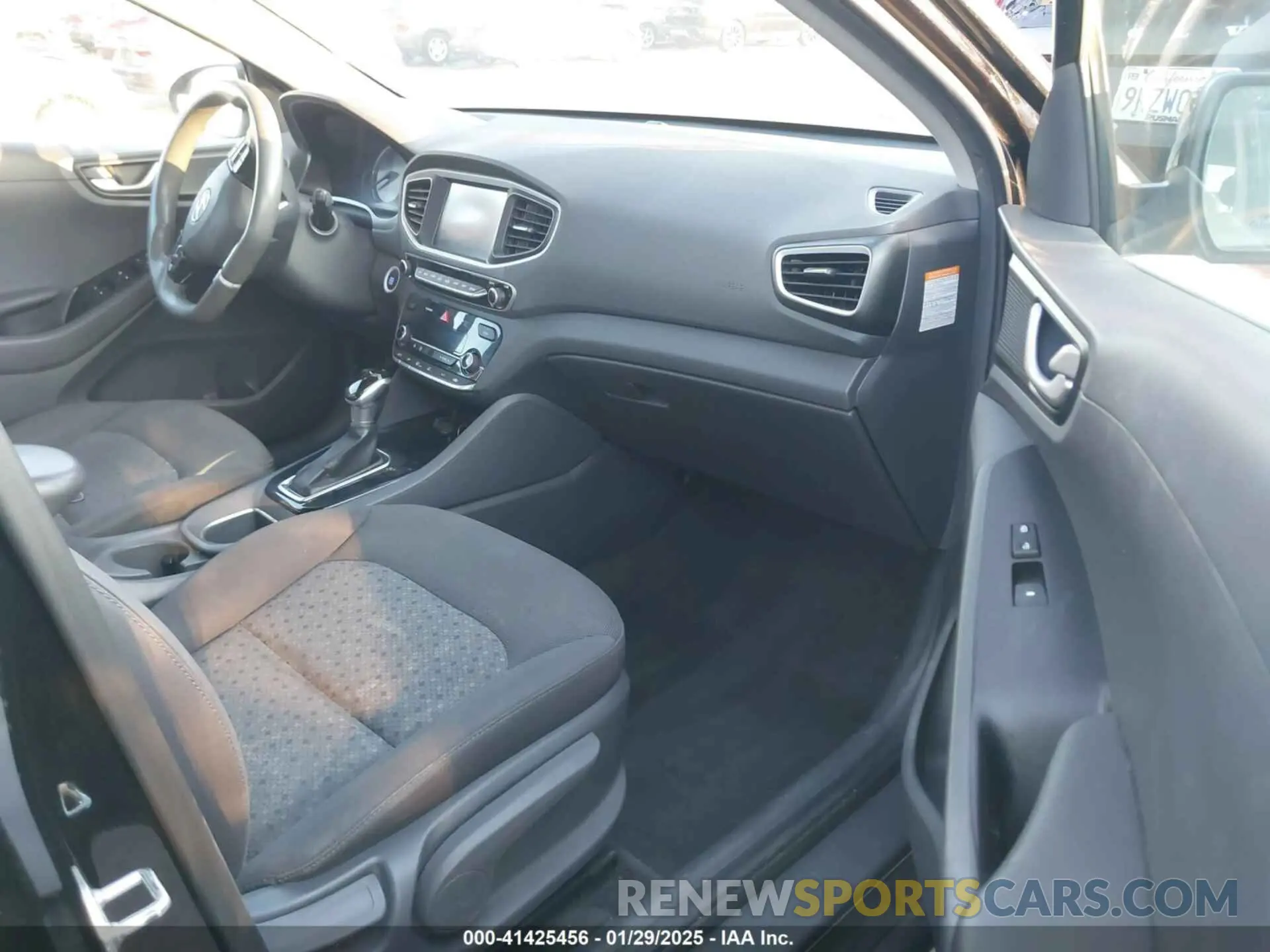 5 Photograph of a damaged car KMHC65LC0KU165343 HYUNDAI IONIQ HYBRID 2019
