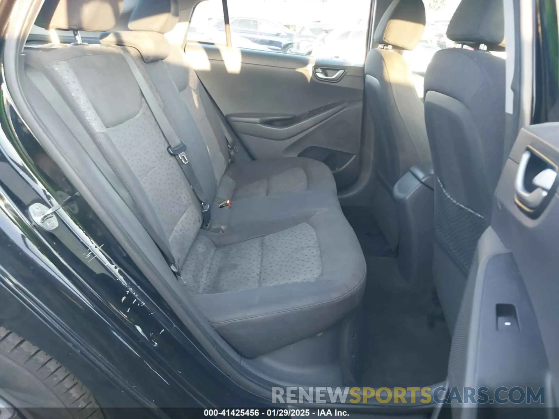 8 Photograph of a damaged car KMHC65LC0KU165343 HYUNDAI IONIQ HYBRID 2019