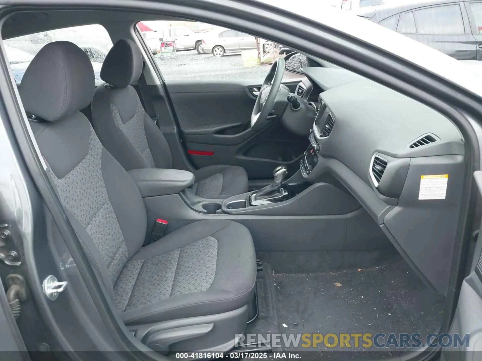 5 Photograph of a damaged car KMHC65LC0KU166010 HYUNDAI IONIQ HYBRID 2019