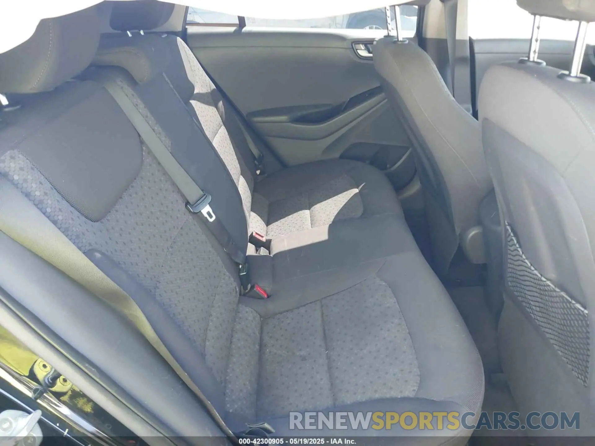 8 Photograph of a damaged car KMHC65LC0KU179940 HYUNDAI IONIQ HYBRID 2019