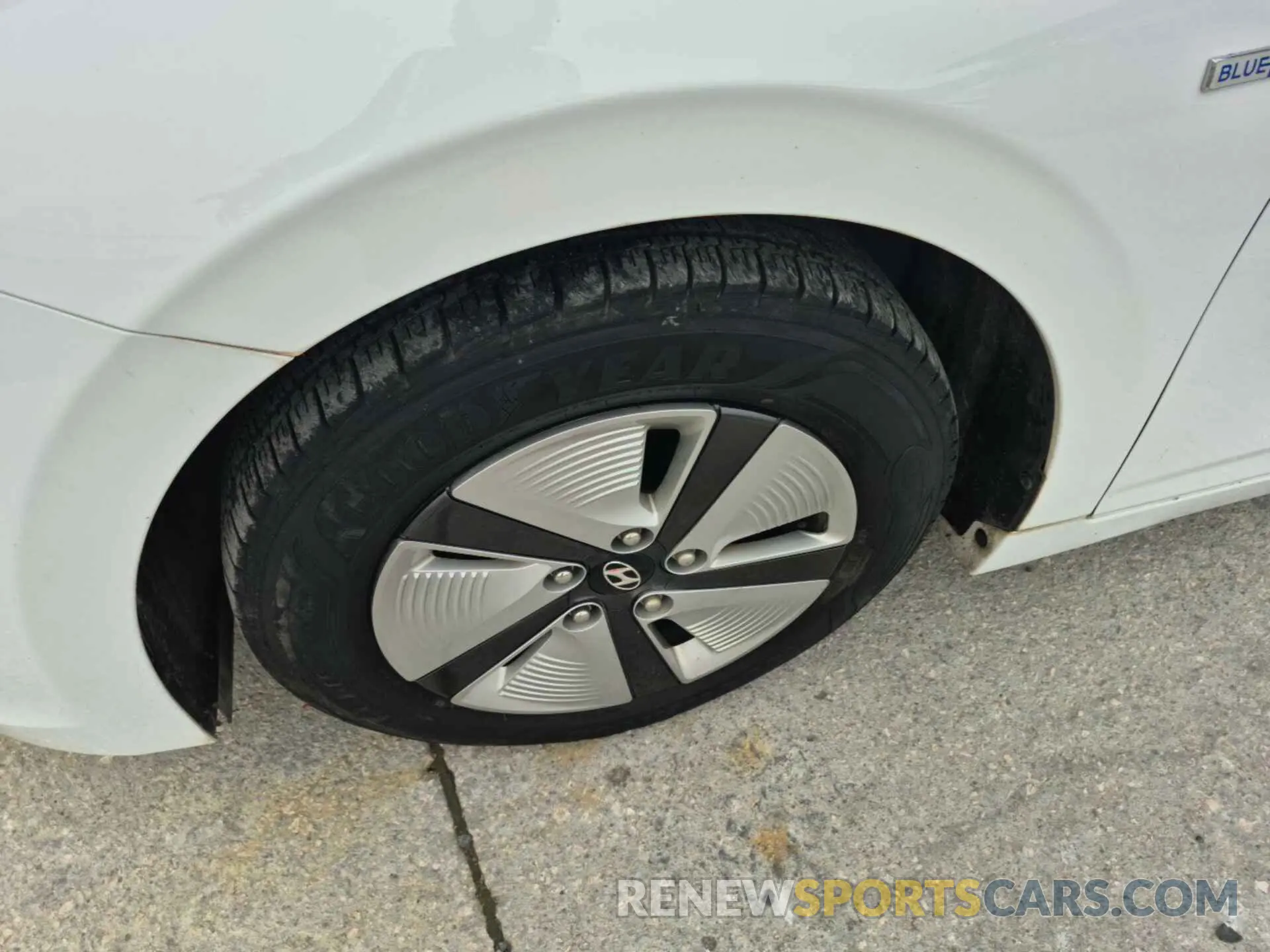 12 Photograph of a damaged car KMHC65LC3KU120543 HYUNDAI IONIQ HYBRID 2019