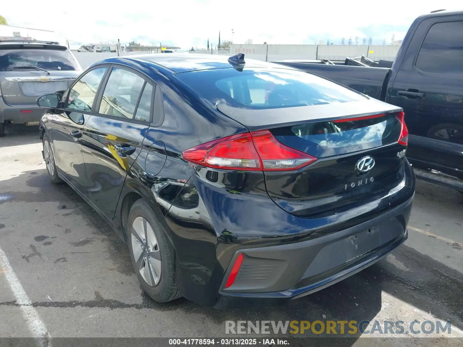 3 Photograph of a damaged car KMHC65LC3KU175915 HYUNDAI IONIQ HYBRID 2019