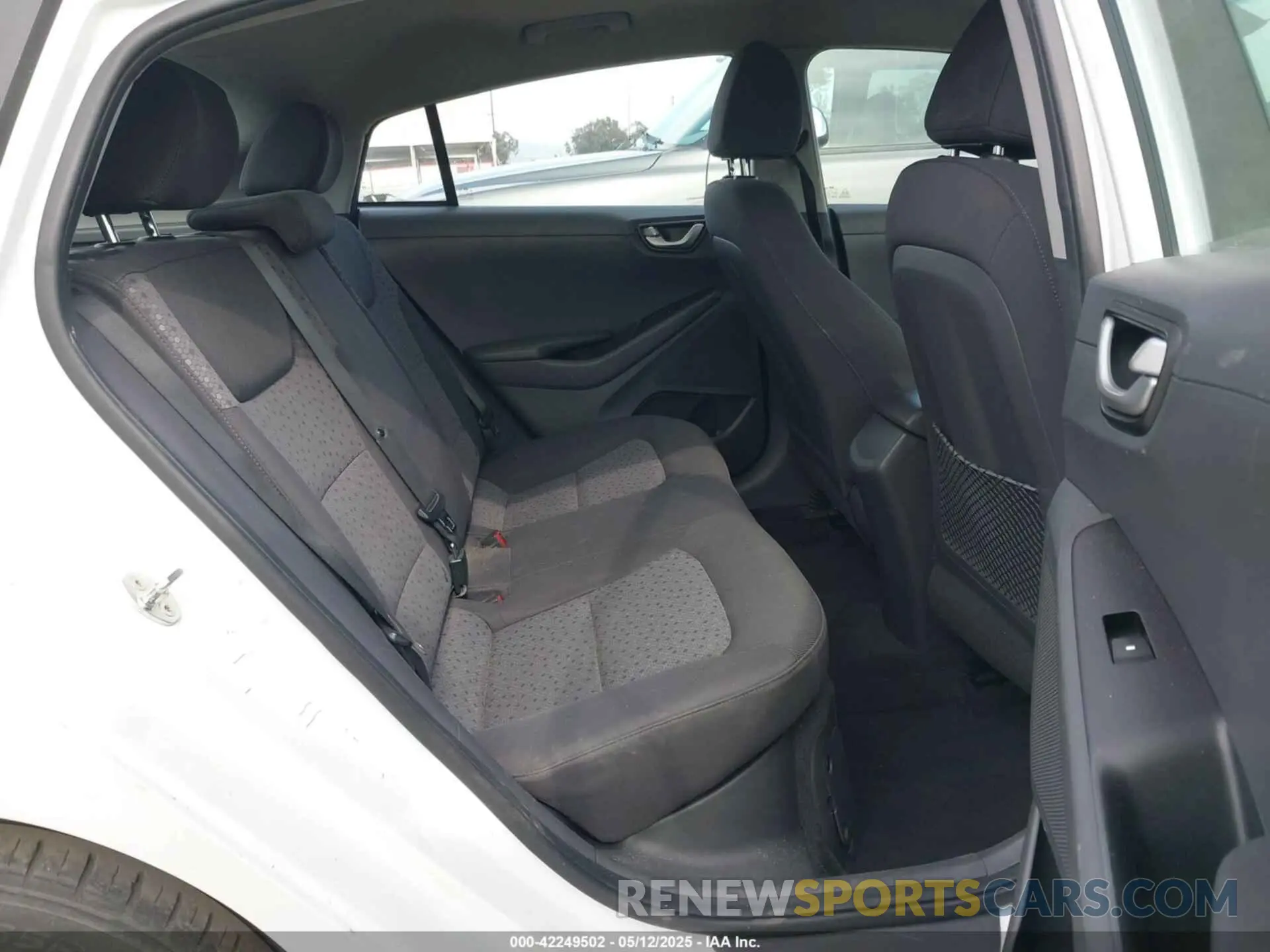 8 Photograph of a damaged car KMHC65LC3KU179902 HYUNDAI IONIQ HYBRID 2019