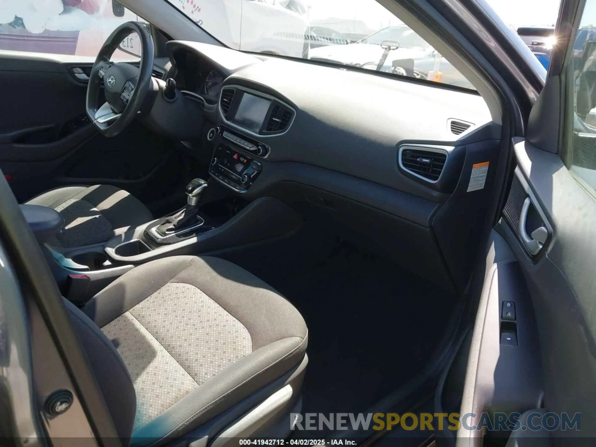 5 Photograph of a damaged car KMHC65LC4KU162428 HYUNDAI IONIQ HYBRID 2019