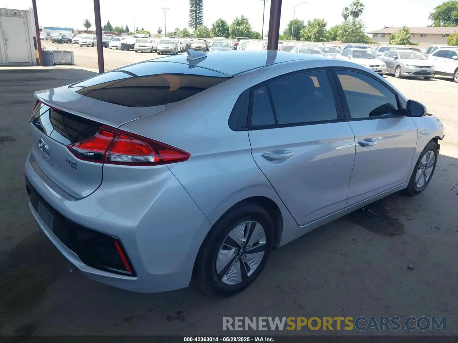 4 Photograph of a damaged car KMHC65LC6KU124652 HYUNDAI IONIQ HYBRID 2019