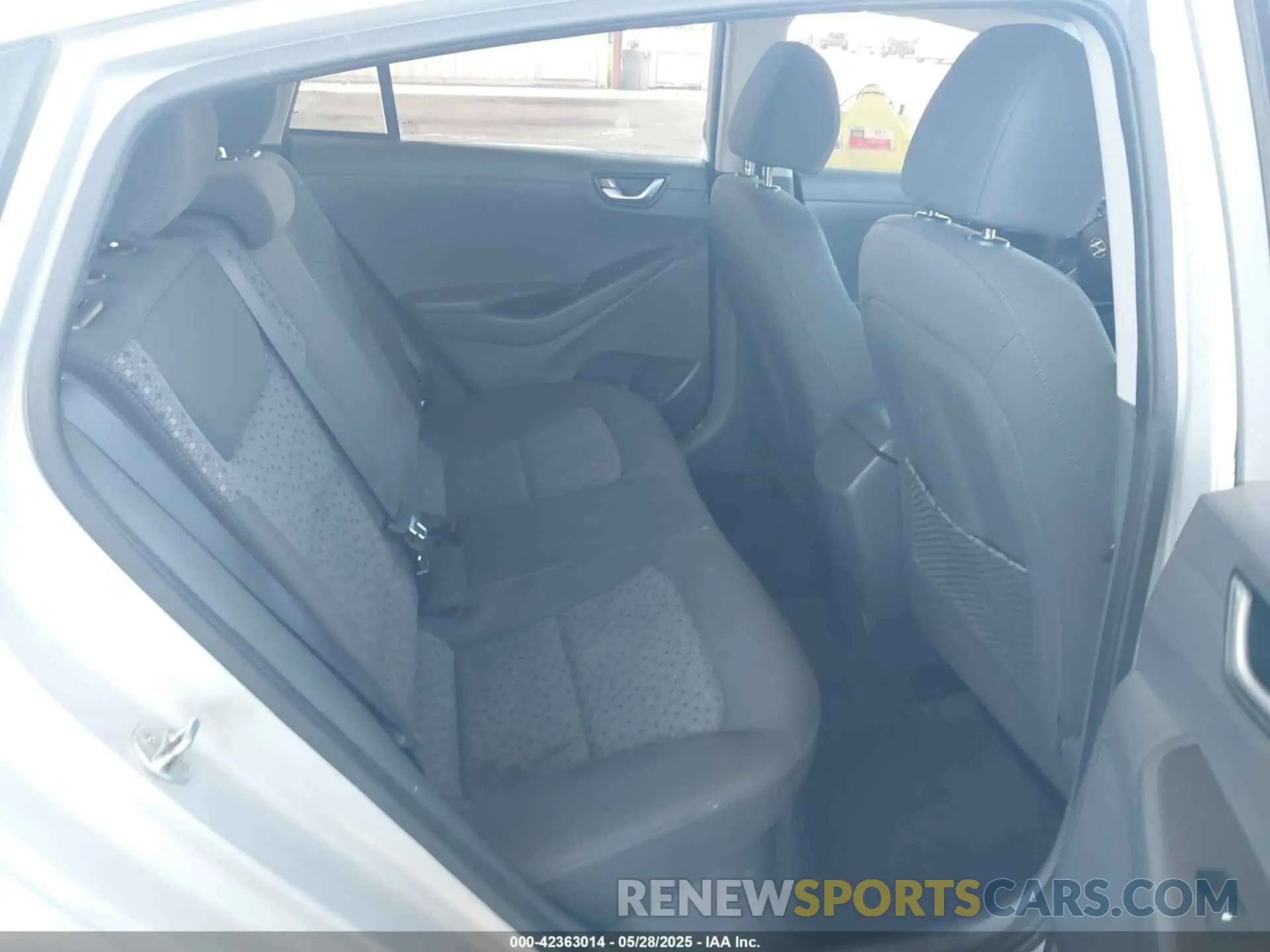 8 Photograph of a damaged car KMHC65LC6KU124652 HYUNDAI IONIQ HYBRID 2019