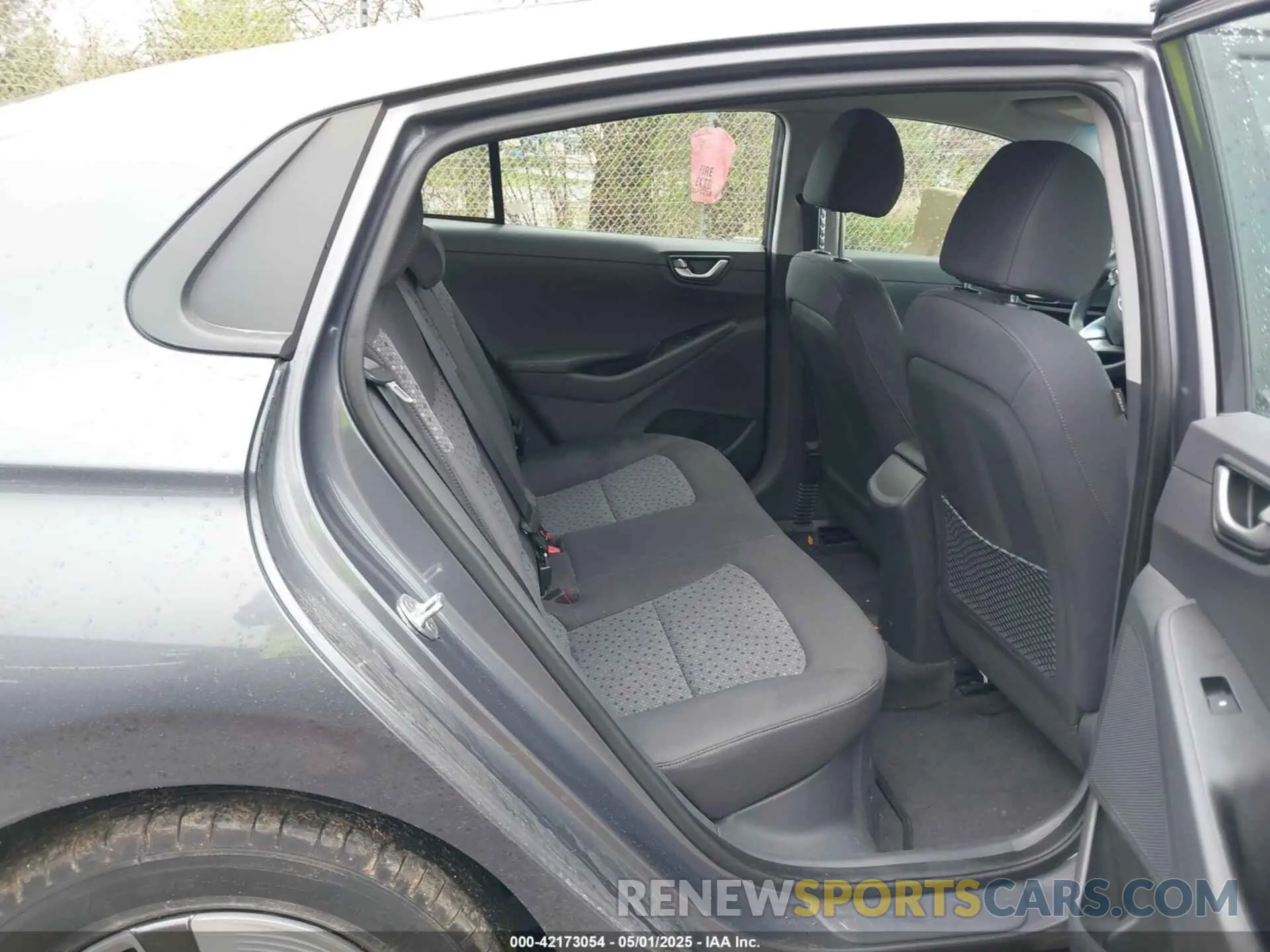 8 Photograph of a damaged car KMHC65LC7KU117578 HYUNDAI IONIQ HYBRID 2019