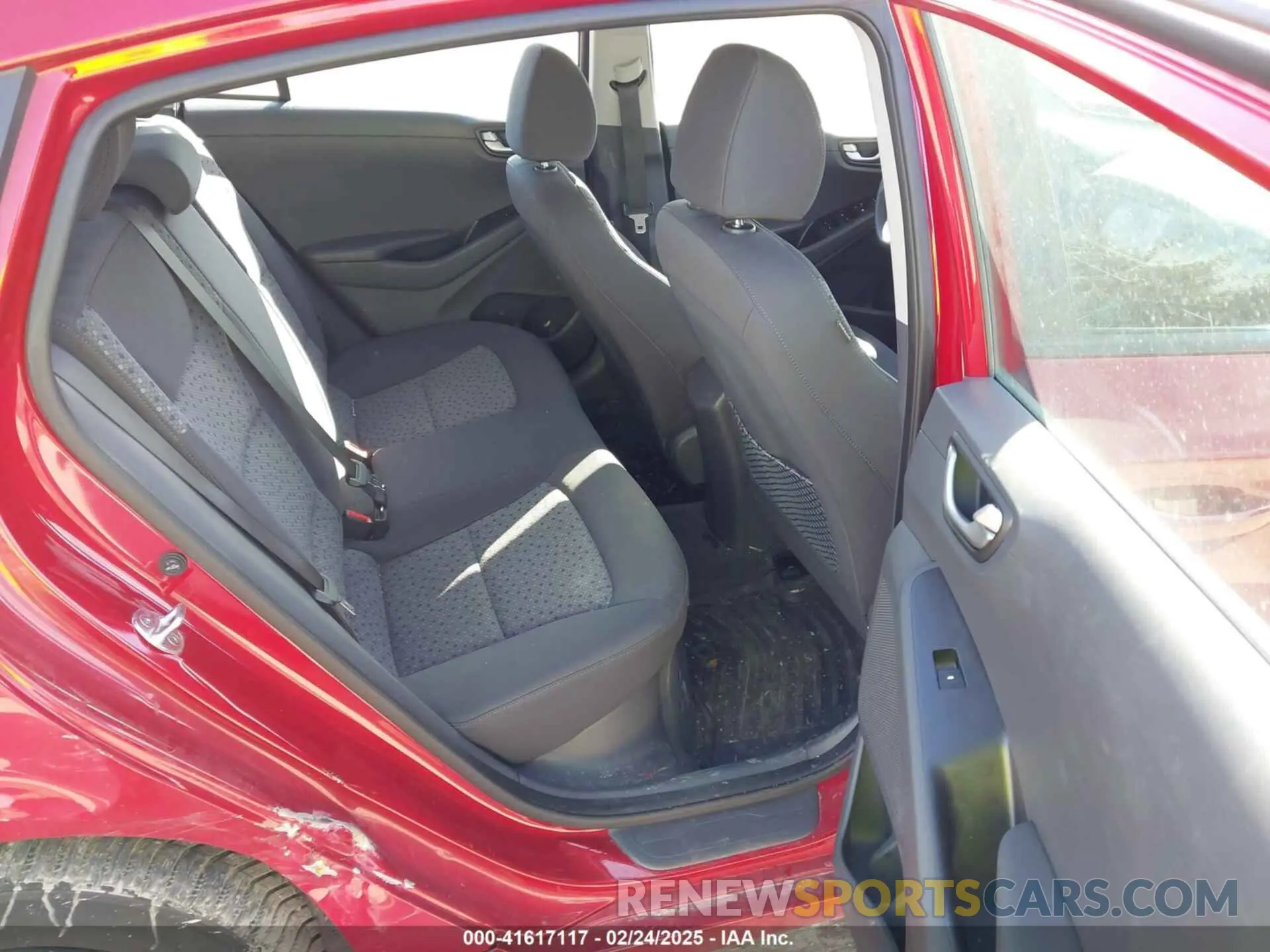 8 Photograph of a damaged car KMHC65LC8KU119579 HYUNDAI IONIQ HYBRID 2019