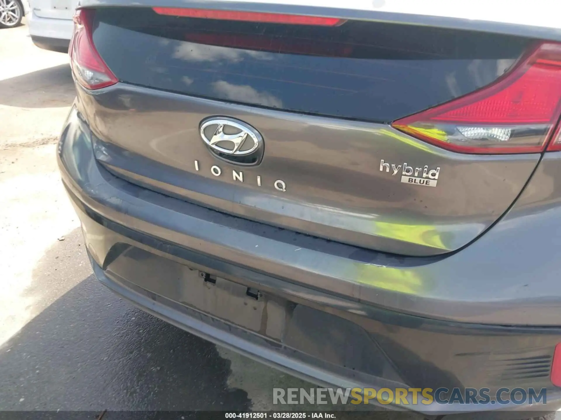 19 Photograph of a damaged car KMHC65LCXKU125030 HYUNDAI IONIQ HYBRID 2019