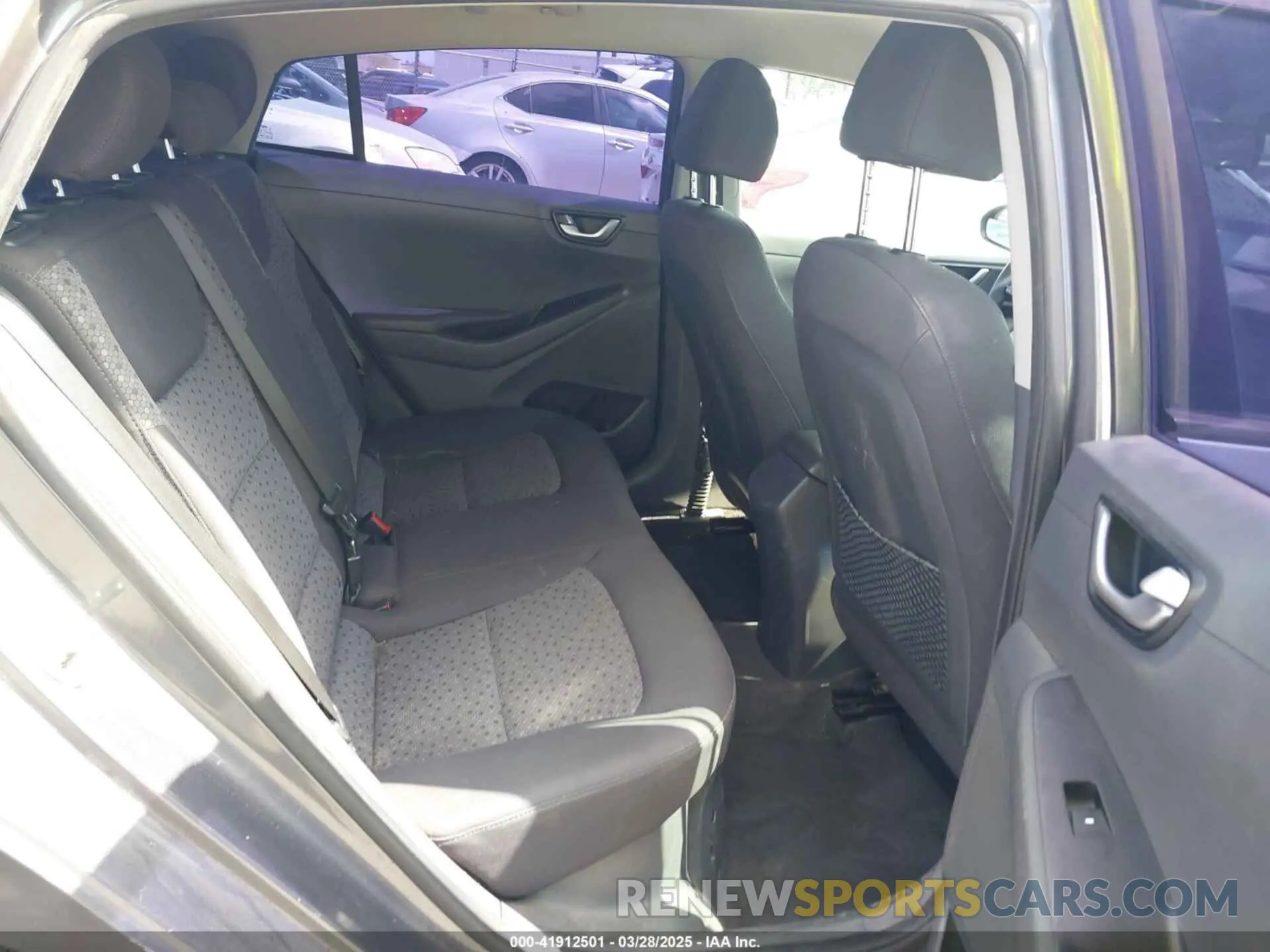 8 Photograph of a damaged car KMHC65LCXKU125030 HYUNDAI IONIQ HYBRID 2019