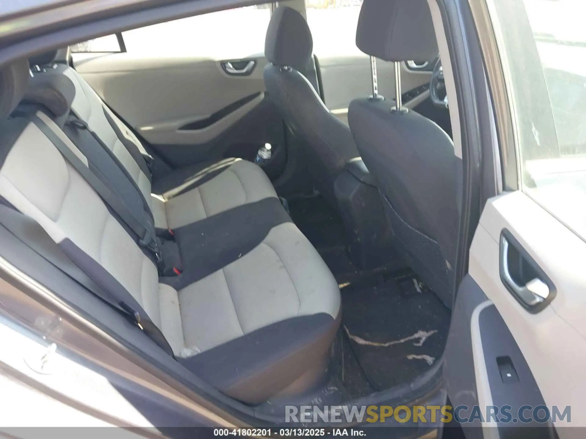 8 Photograph of a damaged car KMHC75LC1KU134132 HYUNDAI IONIQ HYBRID 2019