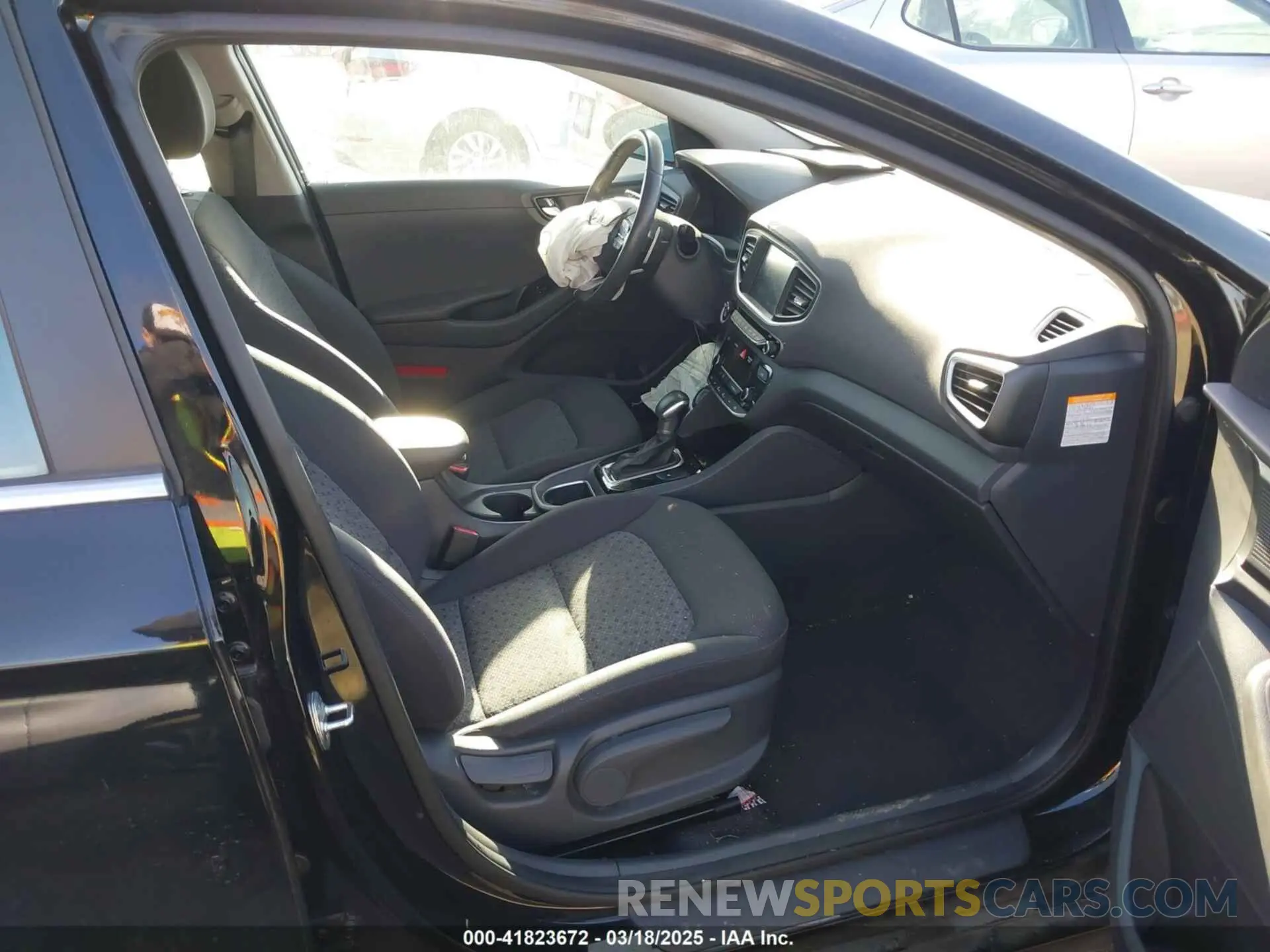 5 Photograph of a damaged car KMHC75LC1KU140559 HYUNDAI IONIQ HYBRID 2019