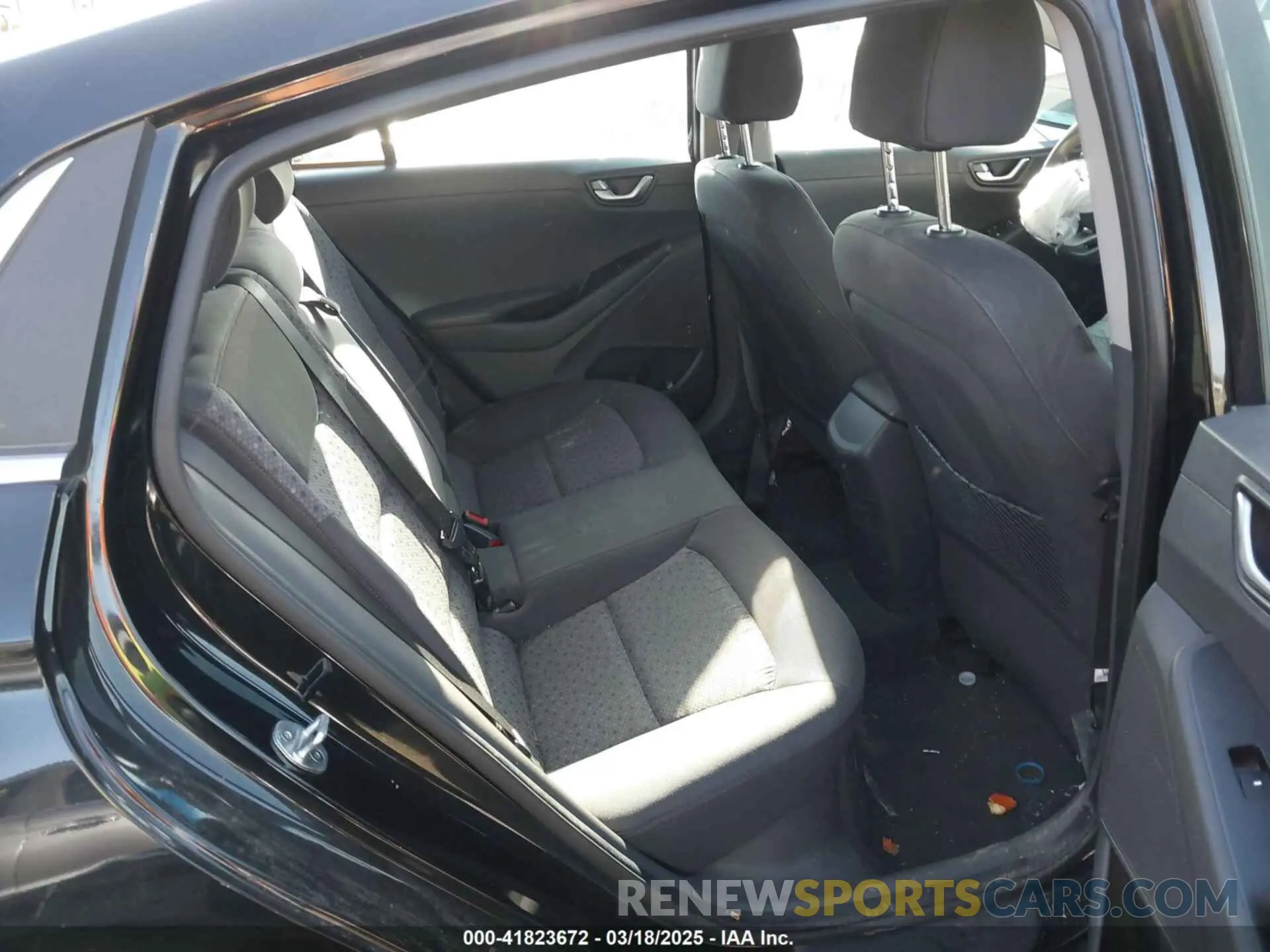 8 Photograph of a damaged car KMHC75LC1KU140559 HYUNDAI IONIQ HYBRID 2019