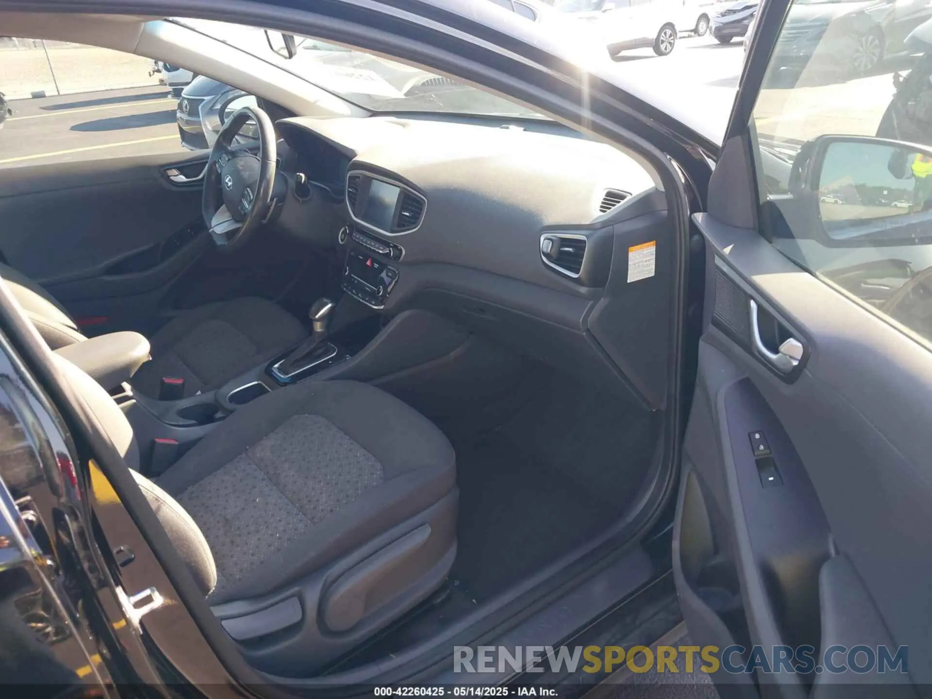 5 Photograph of a damaged car KMHC75LC3KU105621 HYUNDAI IONIQ HYBRID 2019