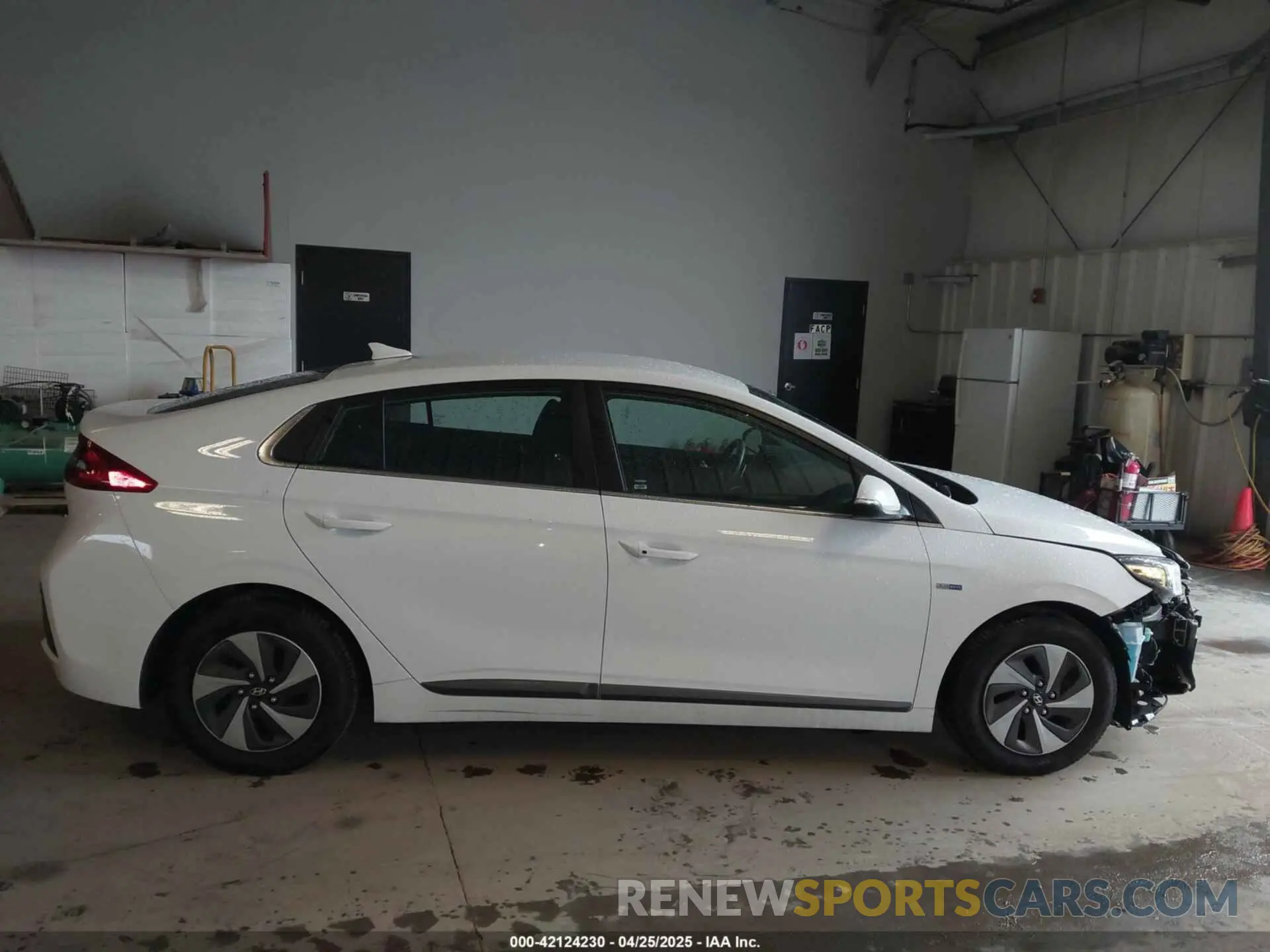 13 Photograph of a damaged car KMHC75LC5KU111145 HYUNDAI IONIQ HYBRID 2019