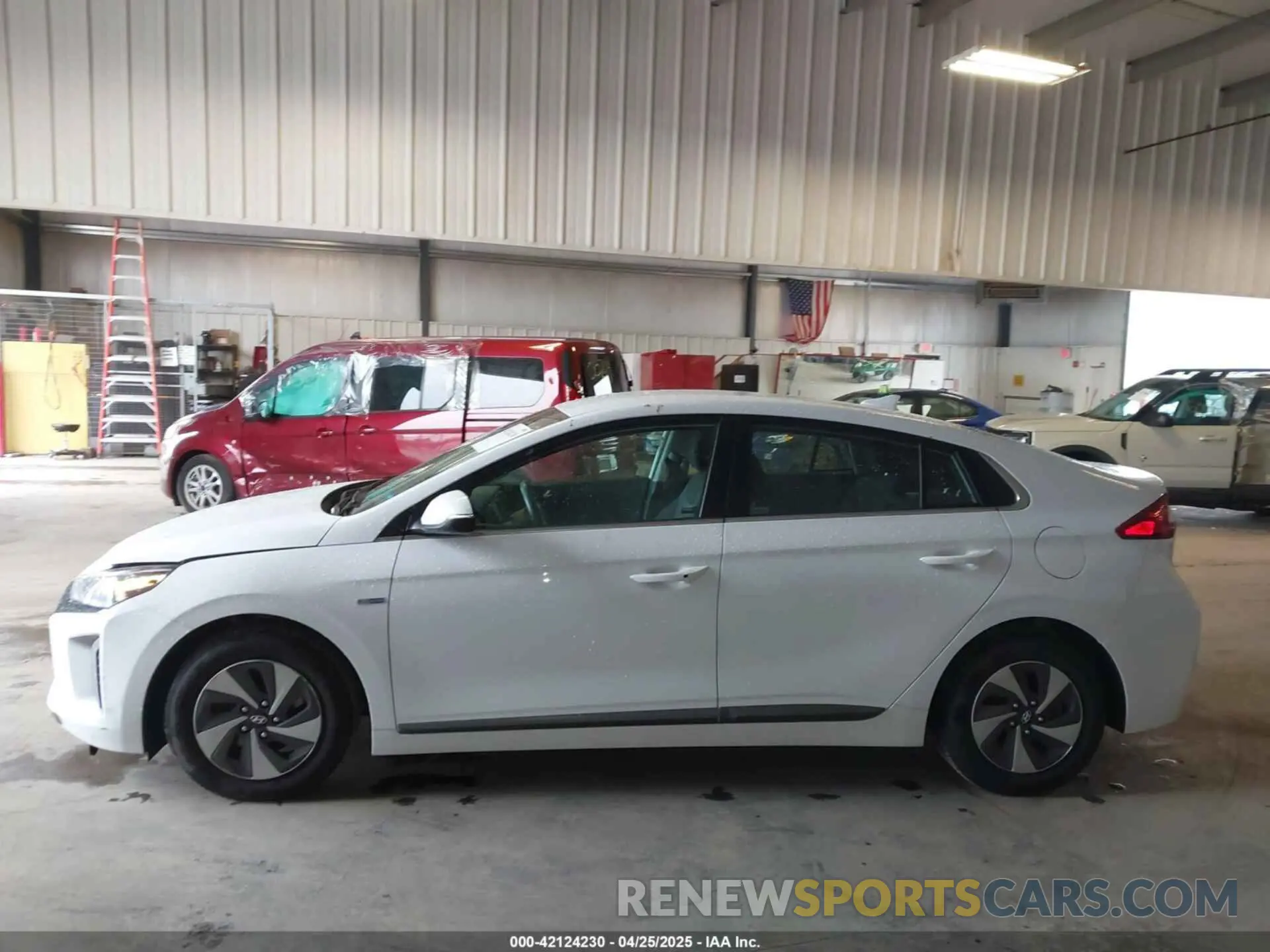 14 Photograph of a damaged car KMHC75LC5KU111145 HYUNDAI IONIQ HYBRID 2019