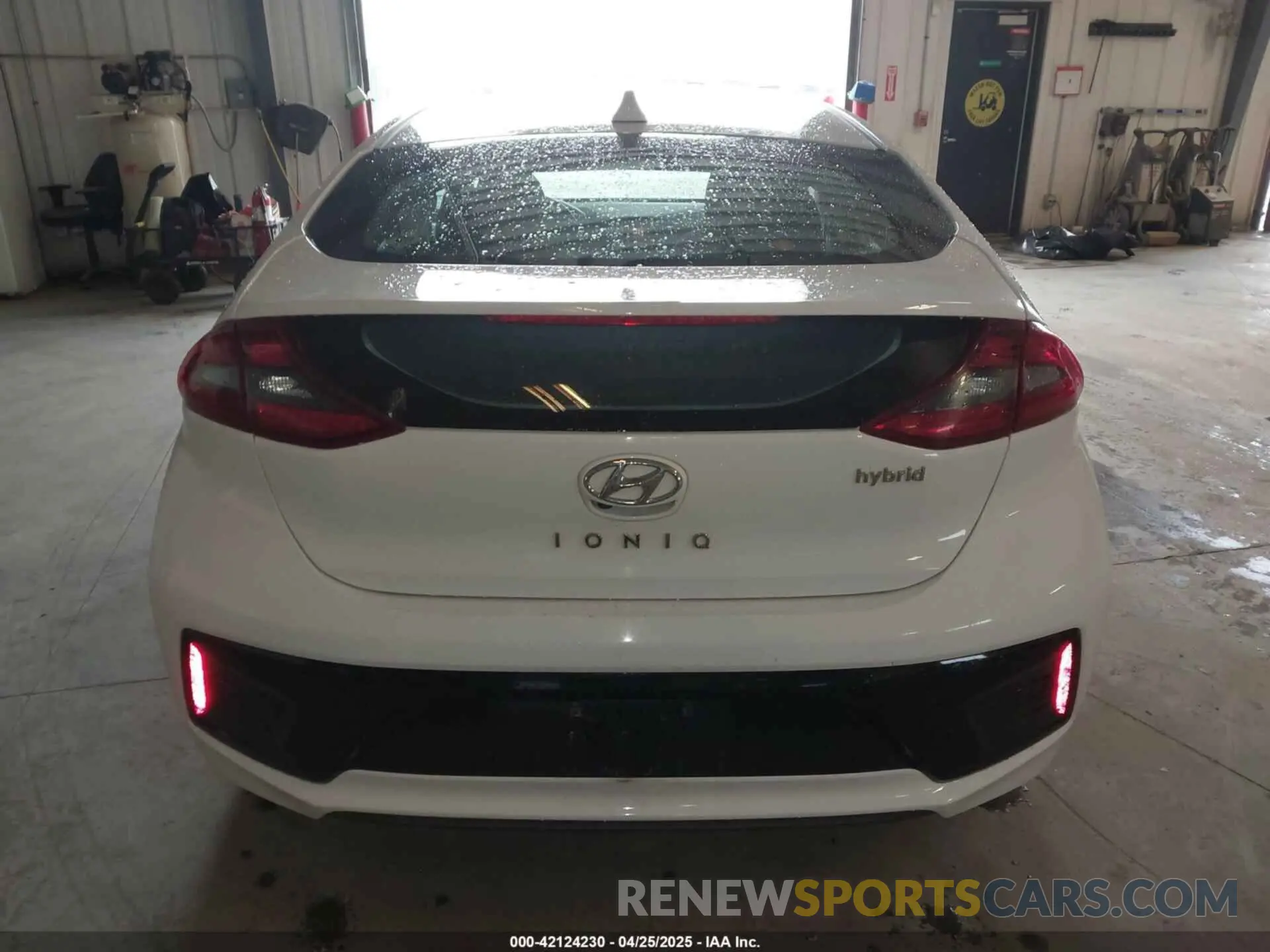 16 Photograph of a damaged car KMHC75LC5KU111145 HYUNDAI IONIQ HYBRID 2019