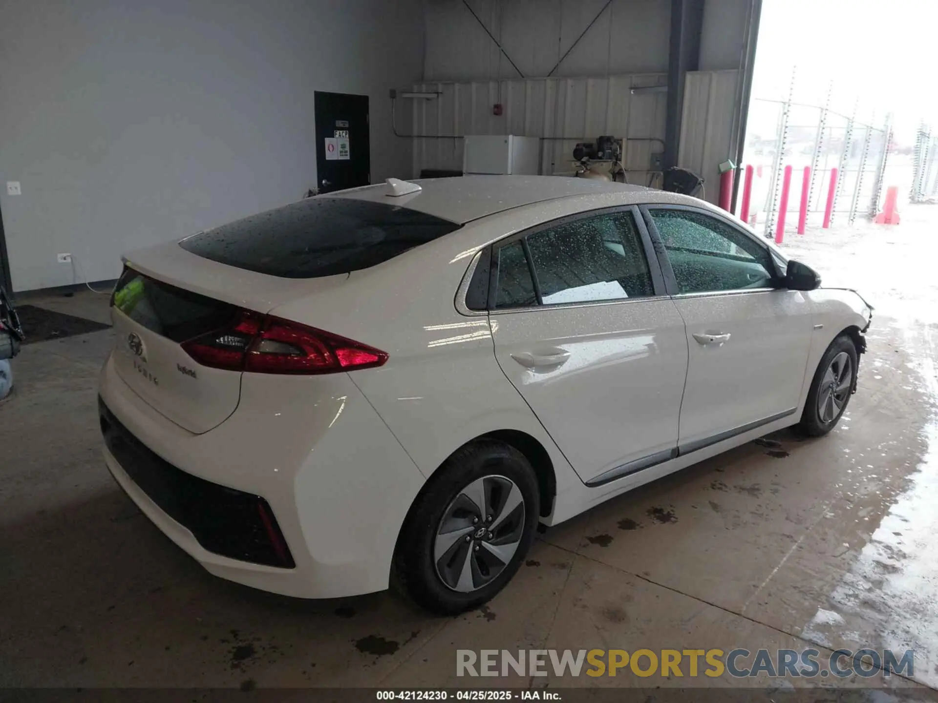 4 Photograph of a damaged car KMHC75LC5KU111145 HYUNDAI IONIQ HYBRID 2019