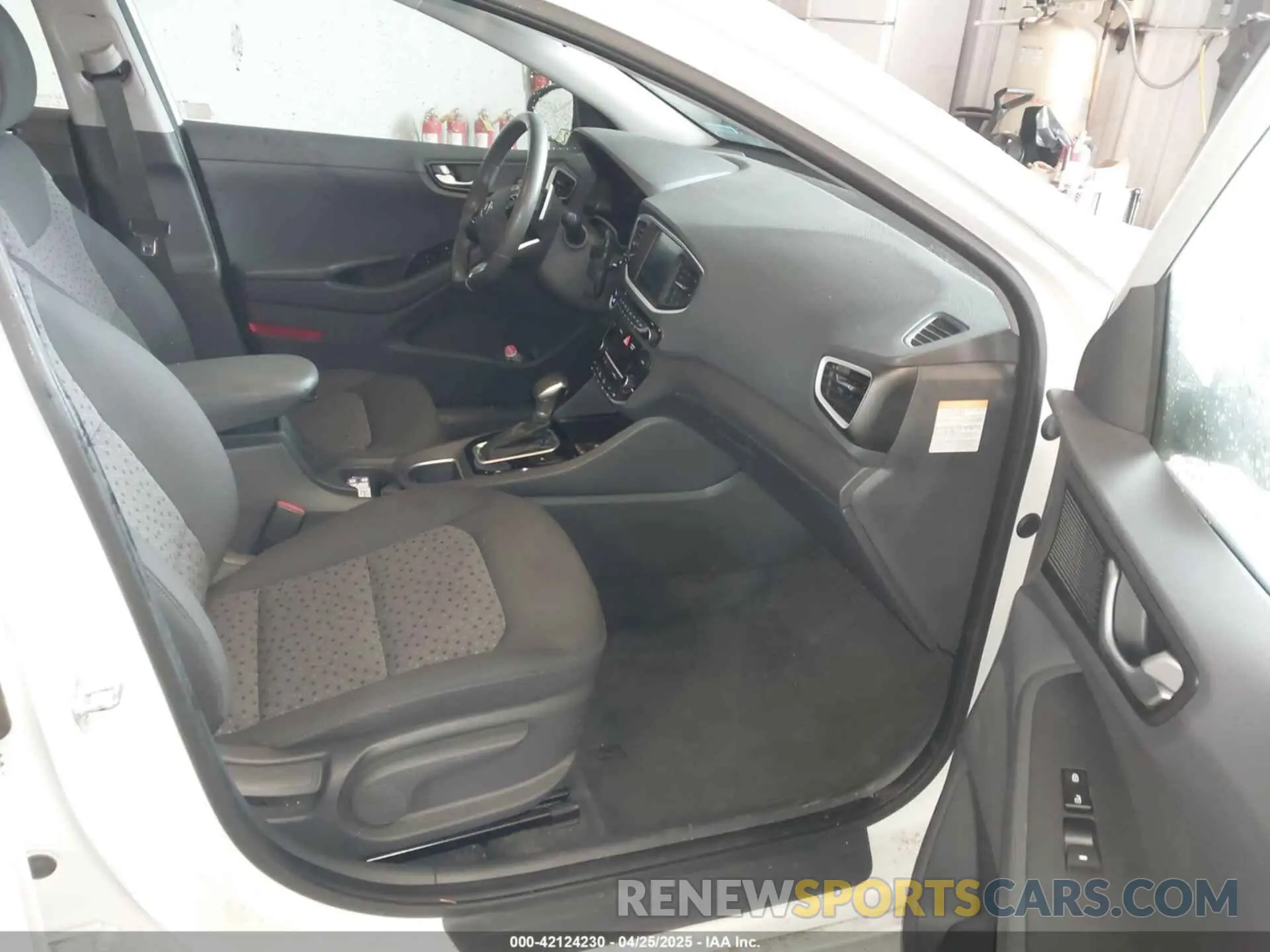 5 Photograph of a damaged car KMHC75LC5KU111145 HYUNDAI IONIQ HYBRID 2019