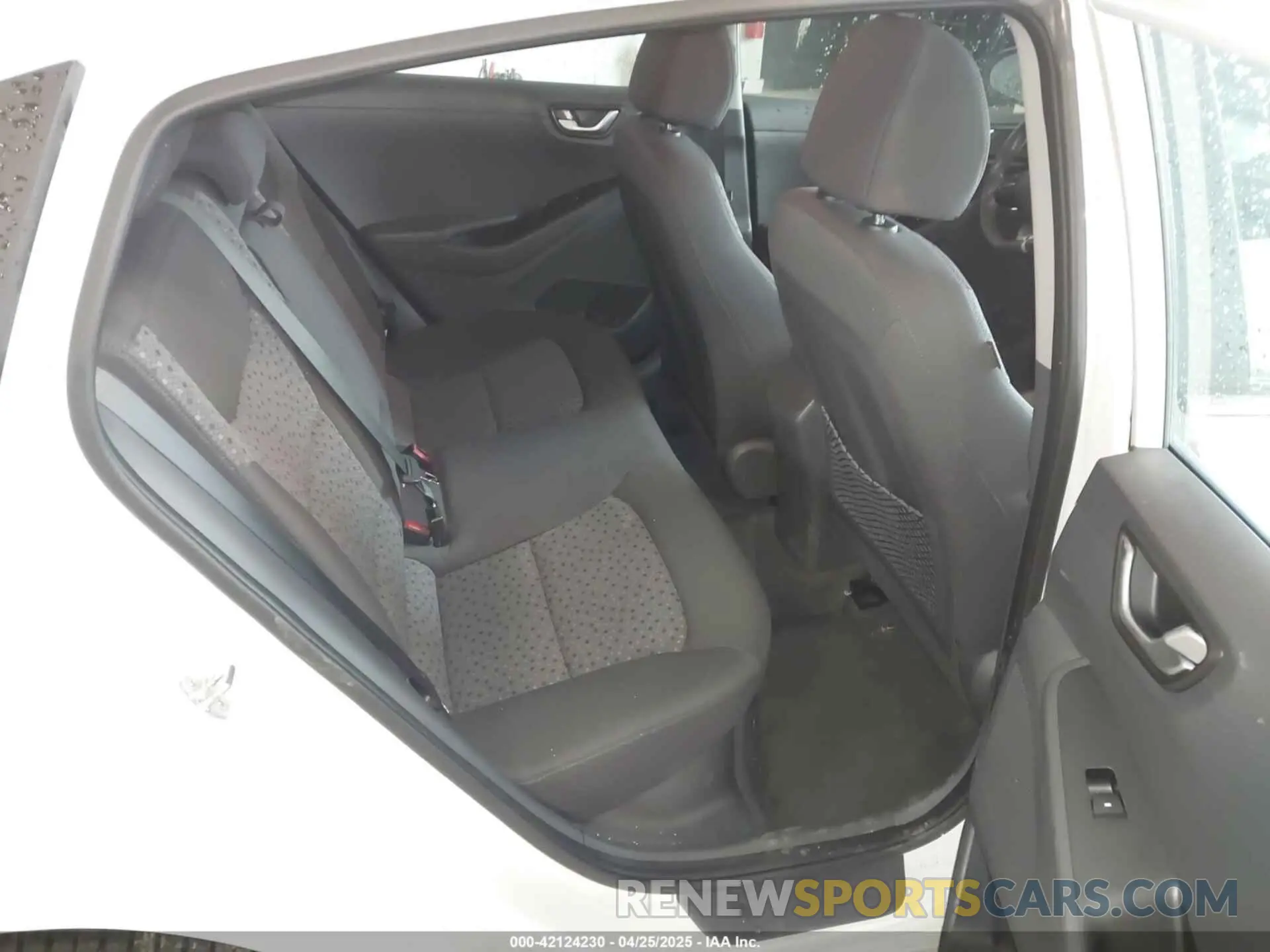 8 Photograph of a damaged car KMHC75LC5KU111145 HYUNDAI IONIQ HYBRID 2019