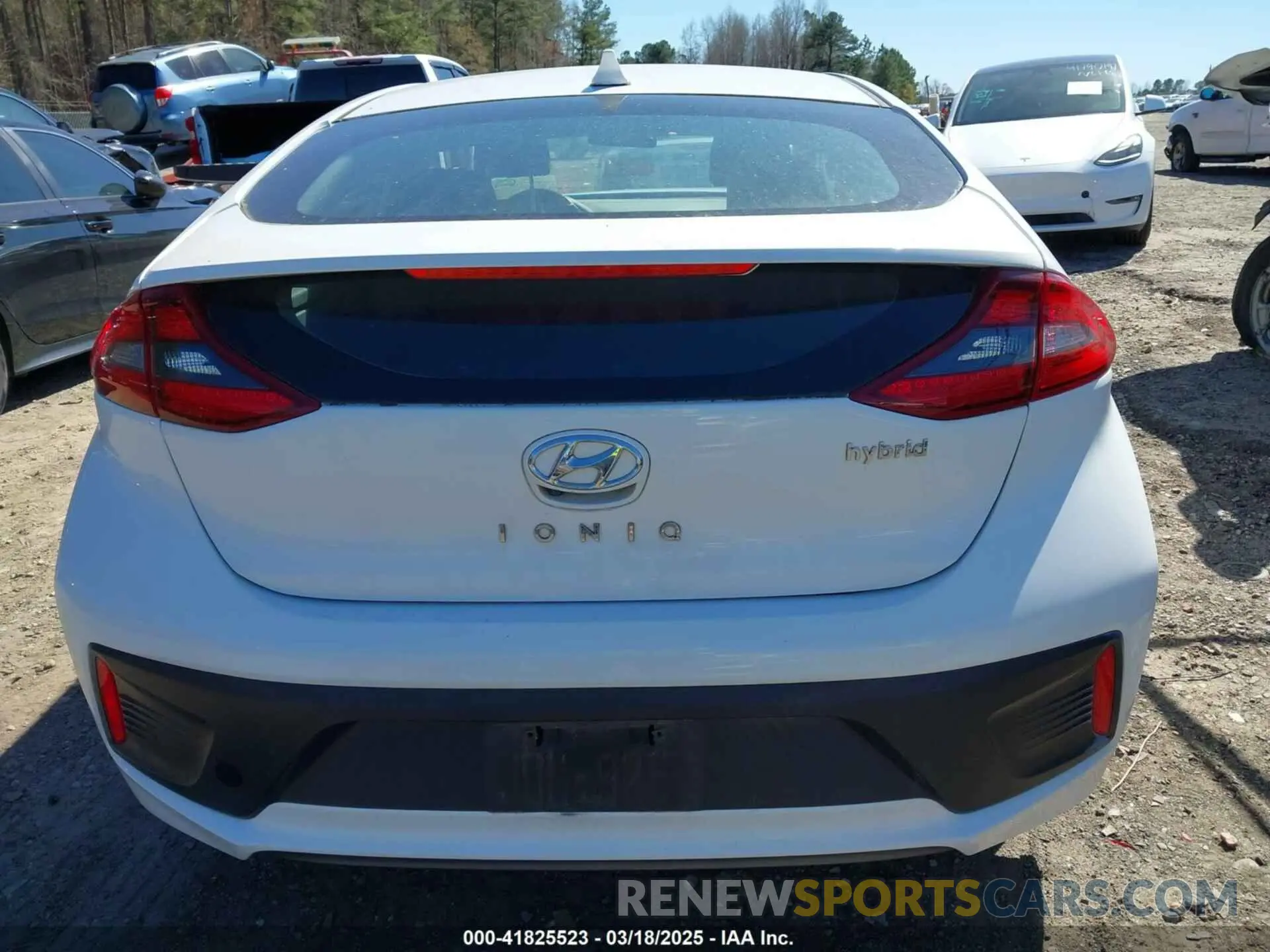 16 Photograph of a damaged car KMHC75LC7KU118324 HYUNDAI IONIQ HYBRID 2019