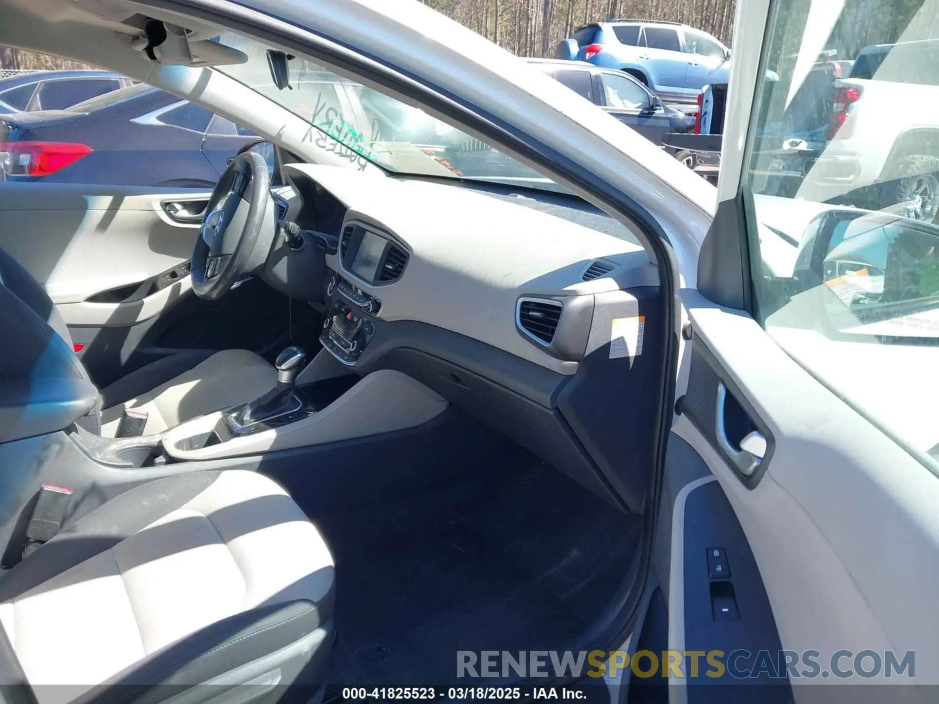 5 Photograph of a damaged car KMHC75LC7KU118324 HYUNDAI IONIQ HYBRID 2019