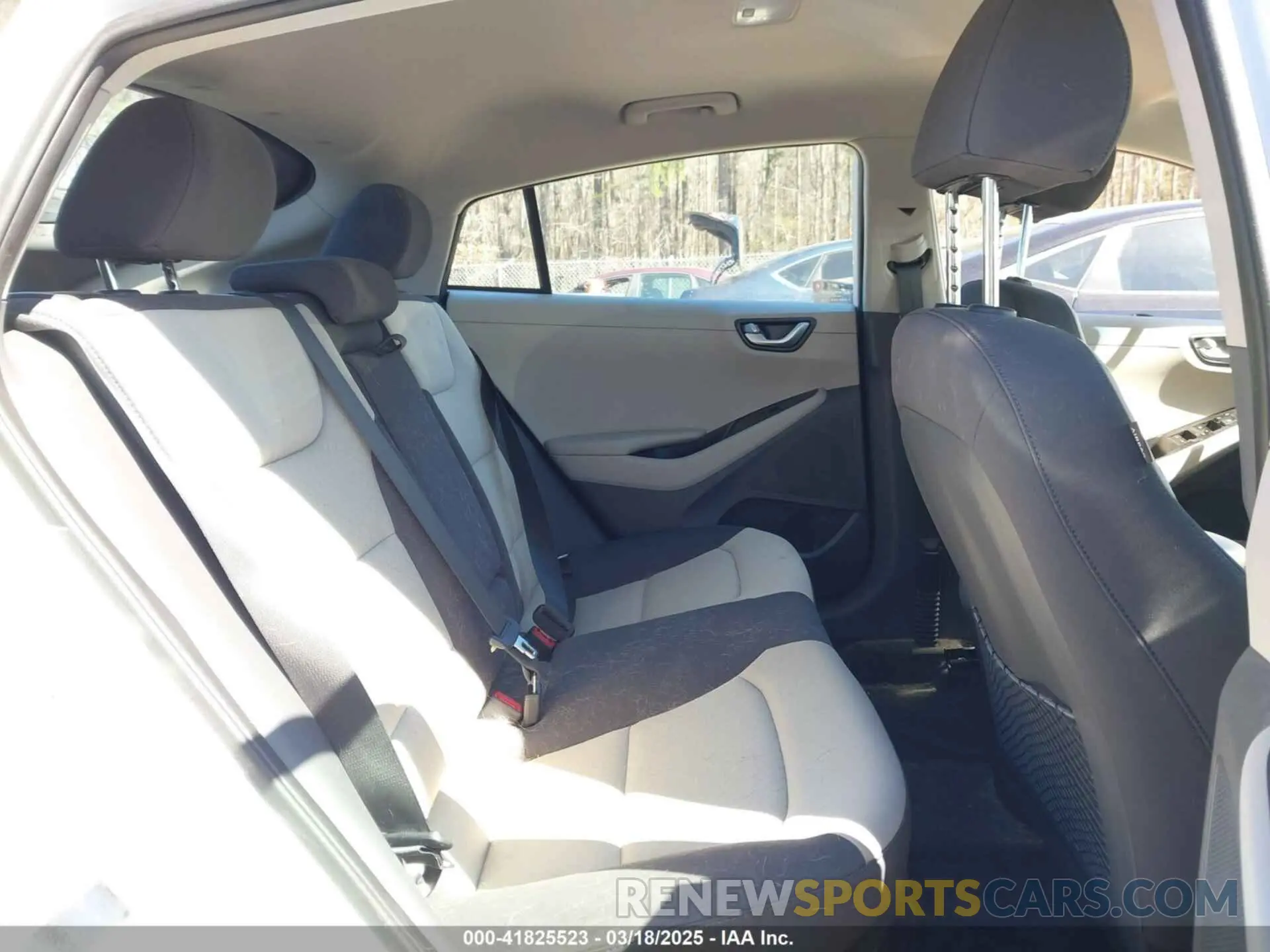 8 Photograph of a damaged car KMHC75LC7KU118324 HYUNDAI IONIQ HYBRID 2019