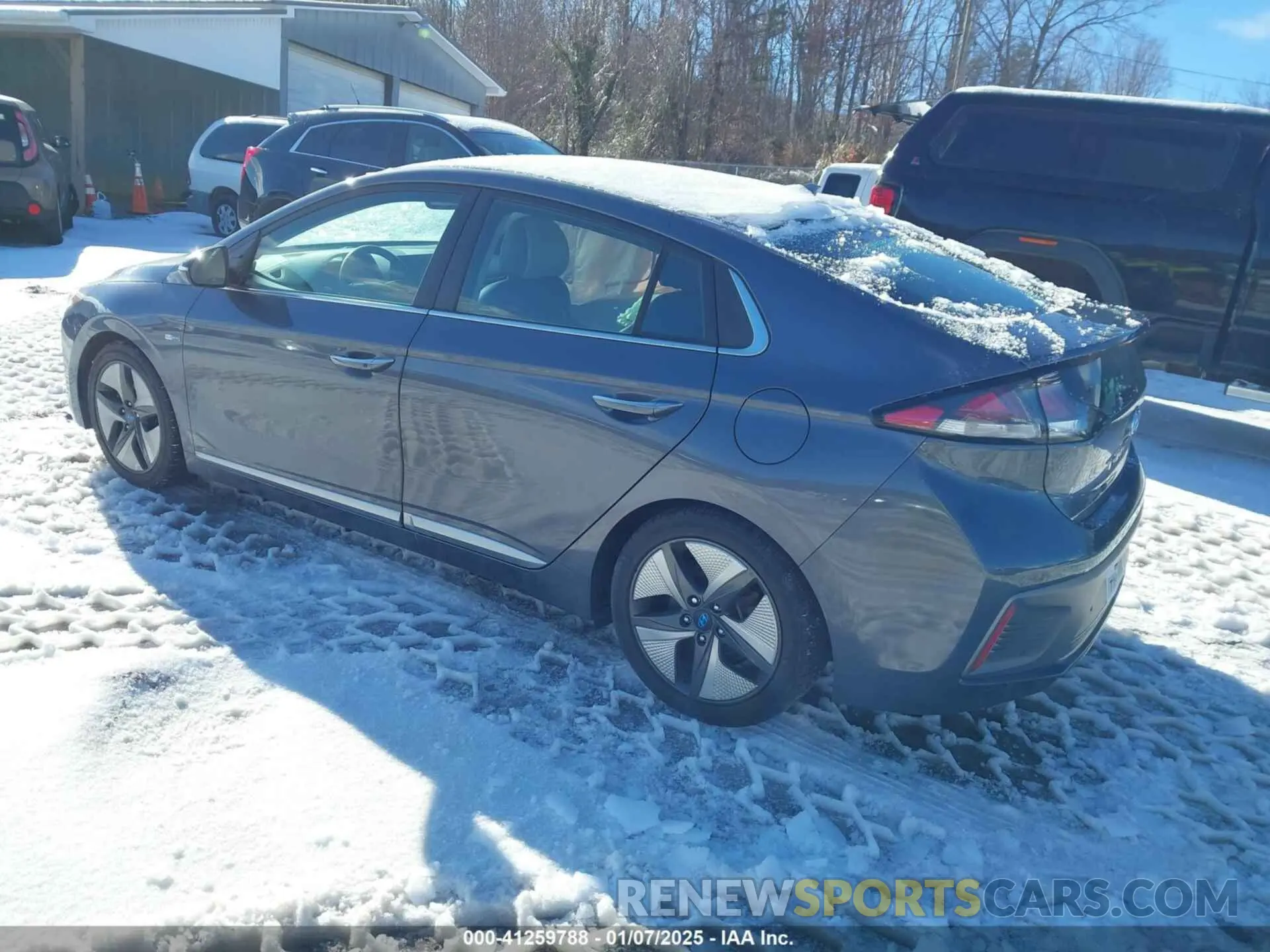 3 Photograph of a damaged car KMHC05LC0LU207948 HYUNDAI IONIQ HYBRID 2020