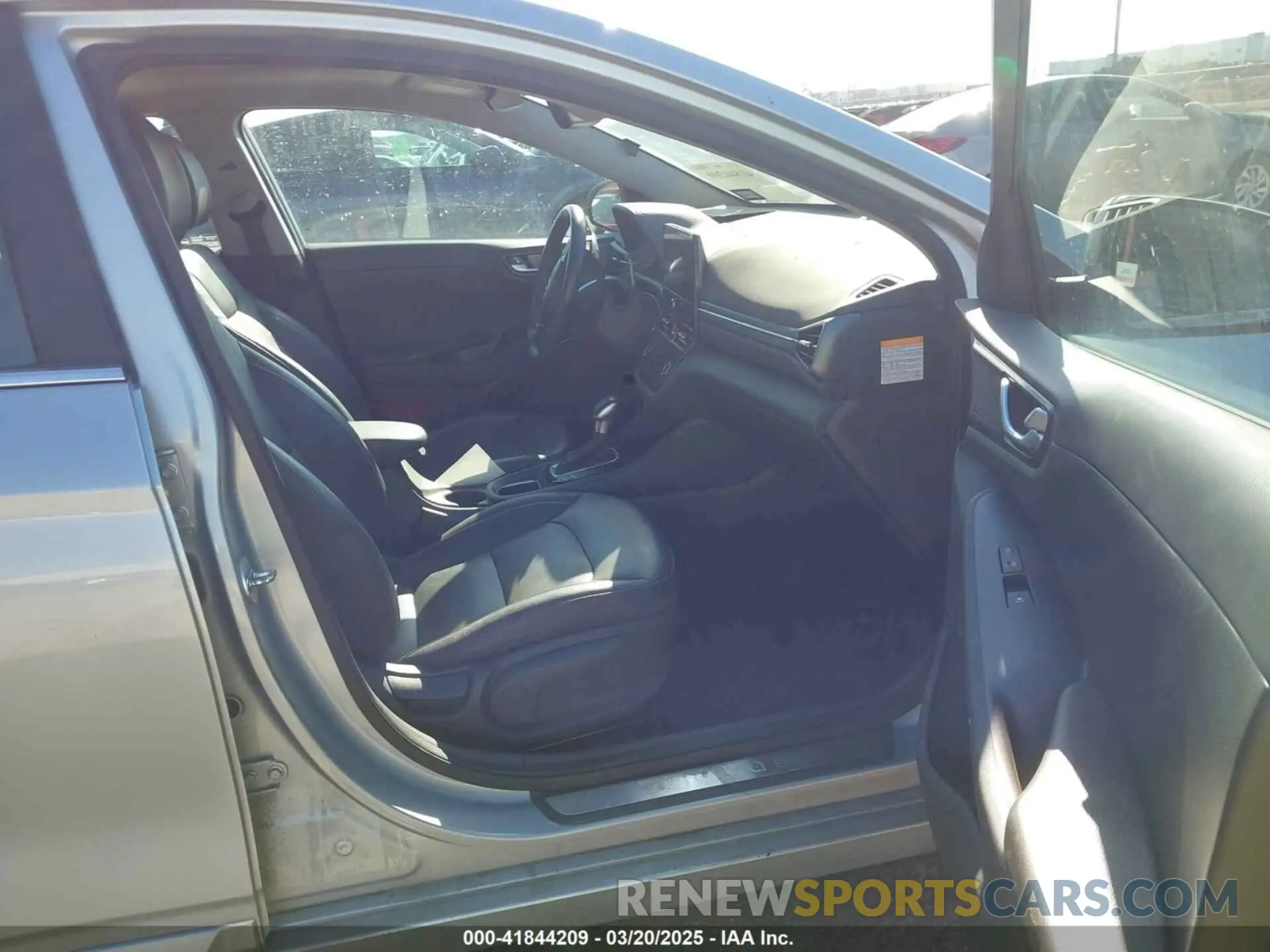 5 Photograph of a damaged car KMHC05LC1LU241784 HYUNDAI IONIQ HYBRID 2020