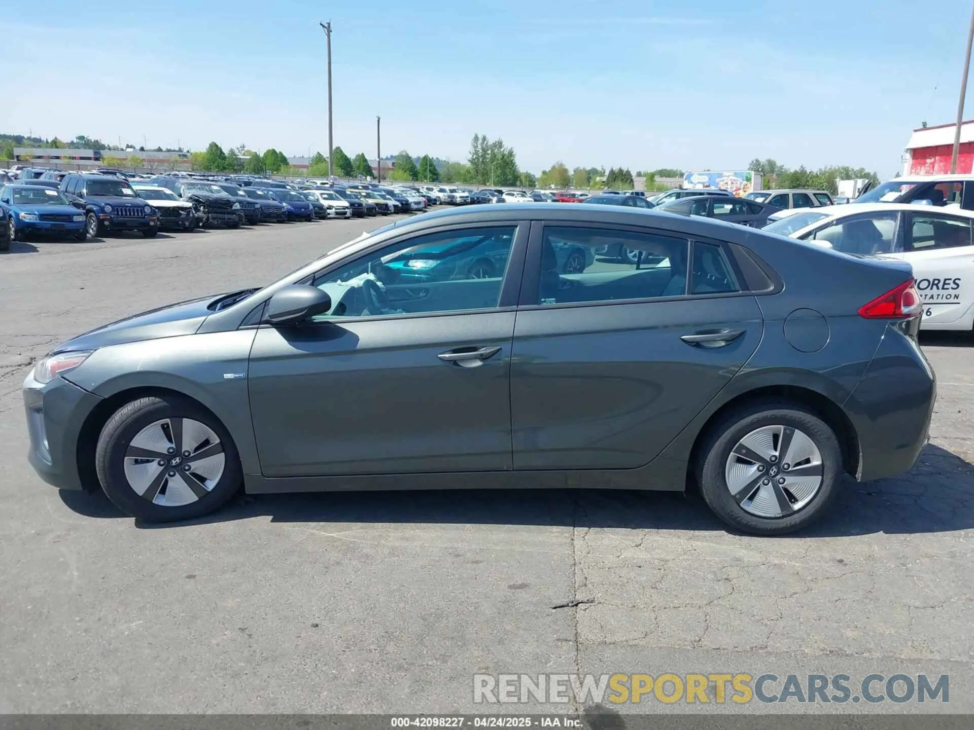 13 Photograph of a damaged car KMHC65LC0LU235313 HYUNDAI IONIQ HYBRID 2020