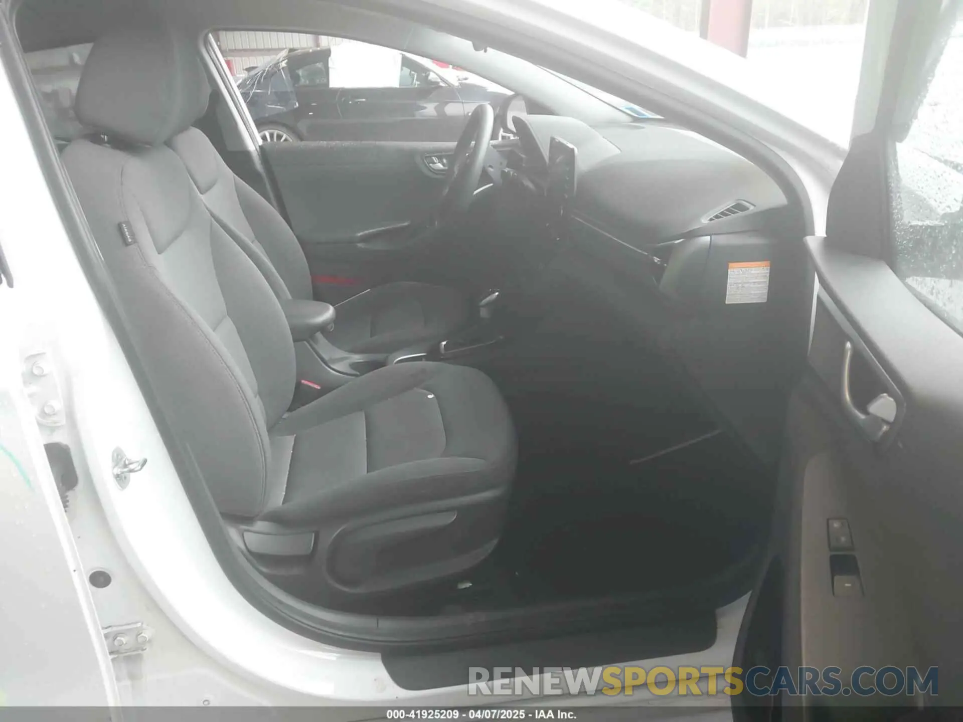 5 Photograph of a damaged car KMHC65LC2LU214785 HYUNDAI IONIQ HYBRID 2020