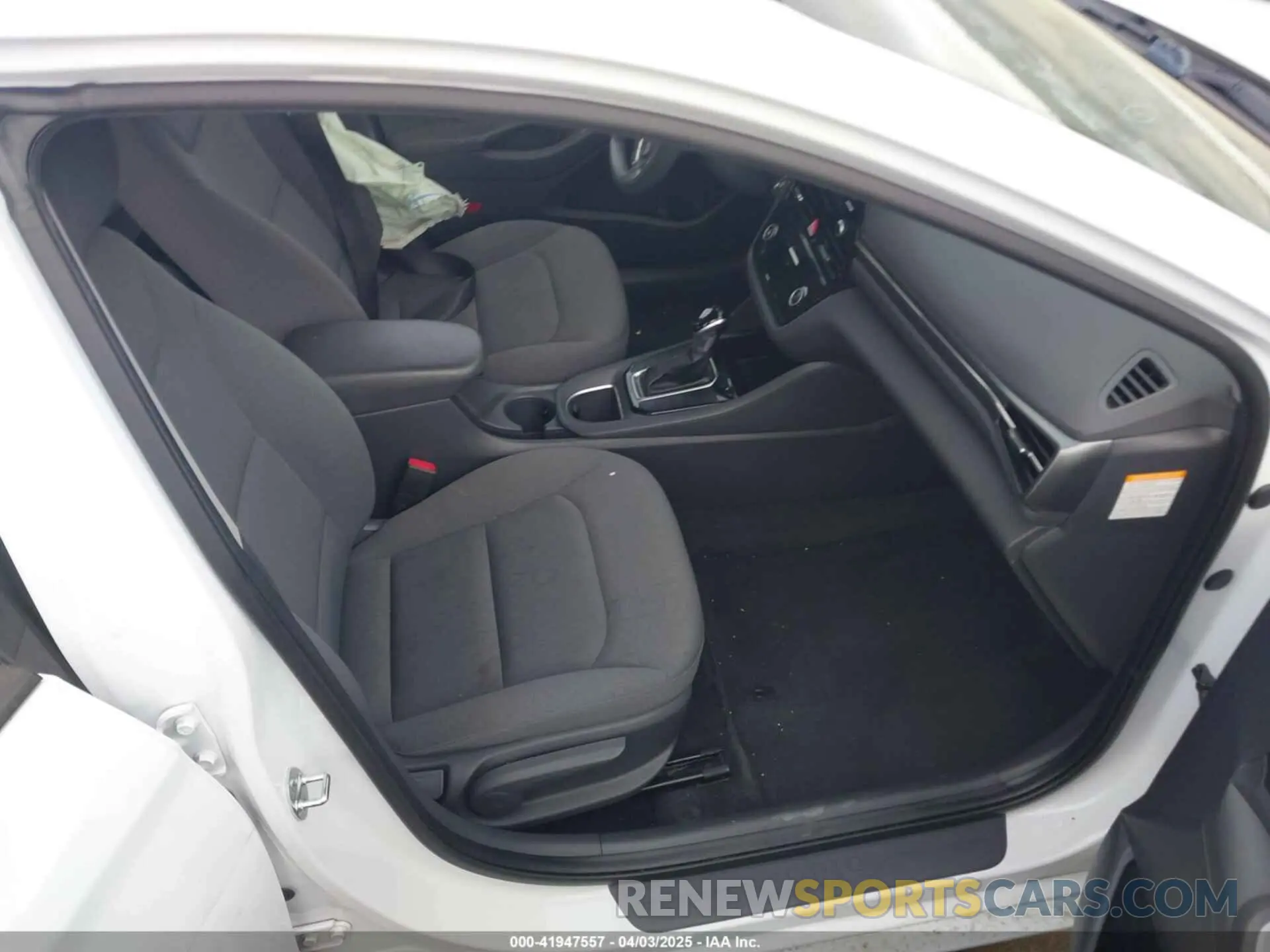 5 Photograph of a damaged car KMHC65LC4LU214190 HYUNDAI IONIQ HYBRID 2020