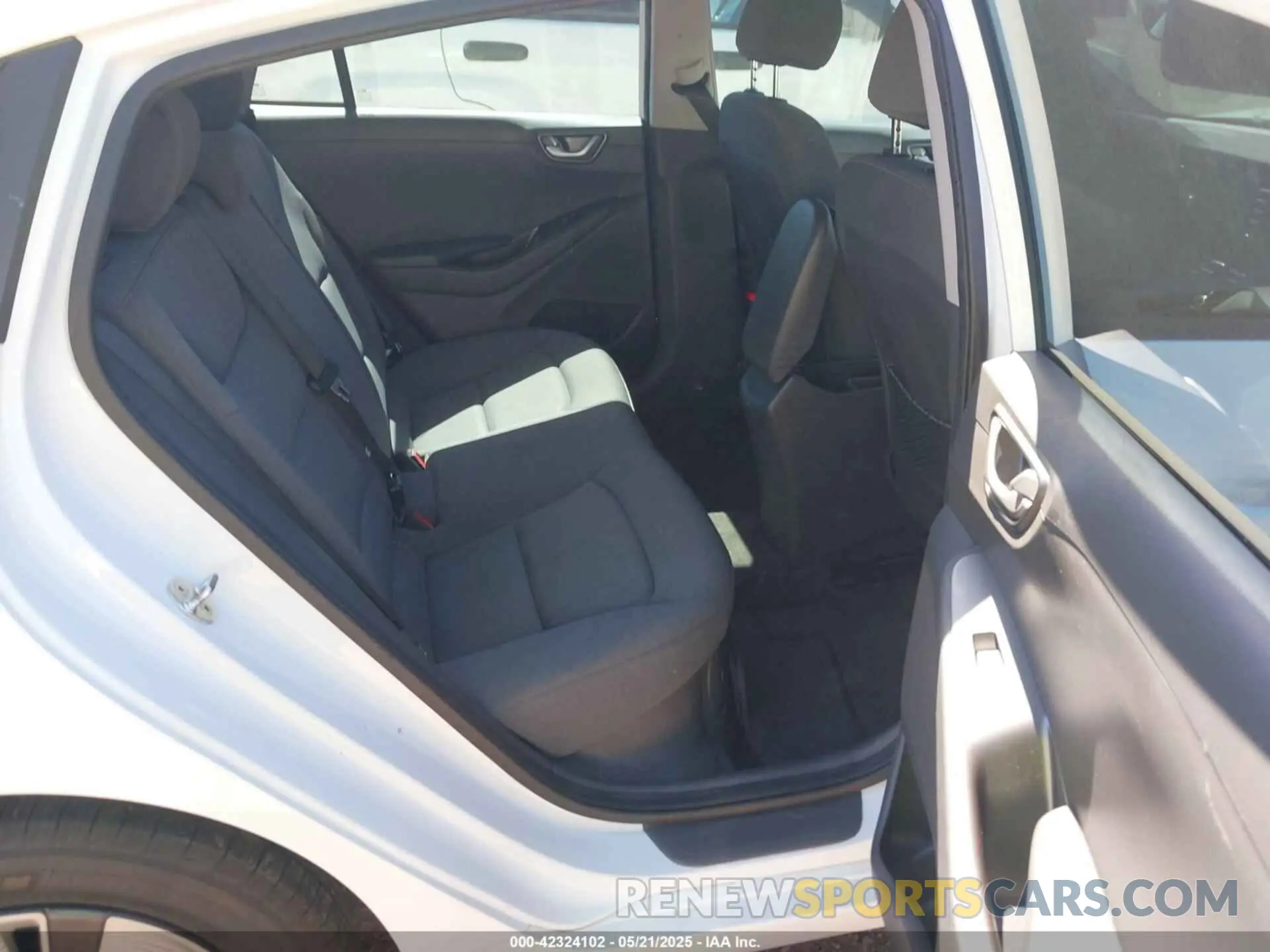 8 Photograph of a damaged car KMHC65LC4LU214206 HYUNDAI IONIQ HYBRID 2020