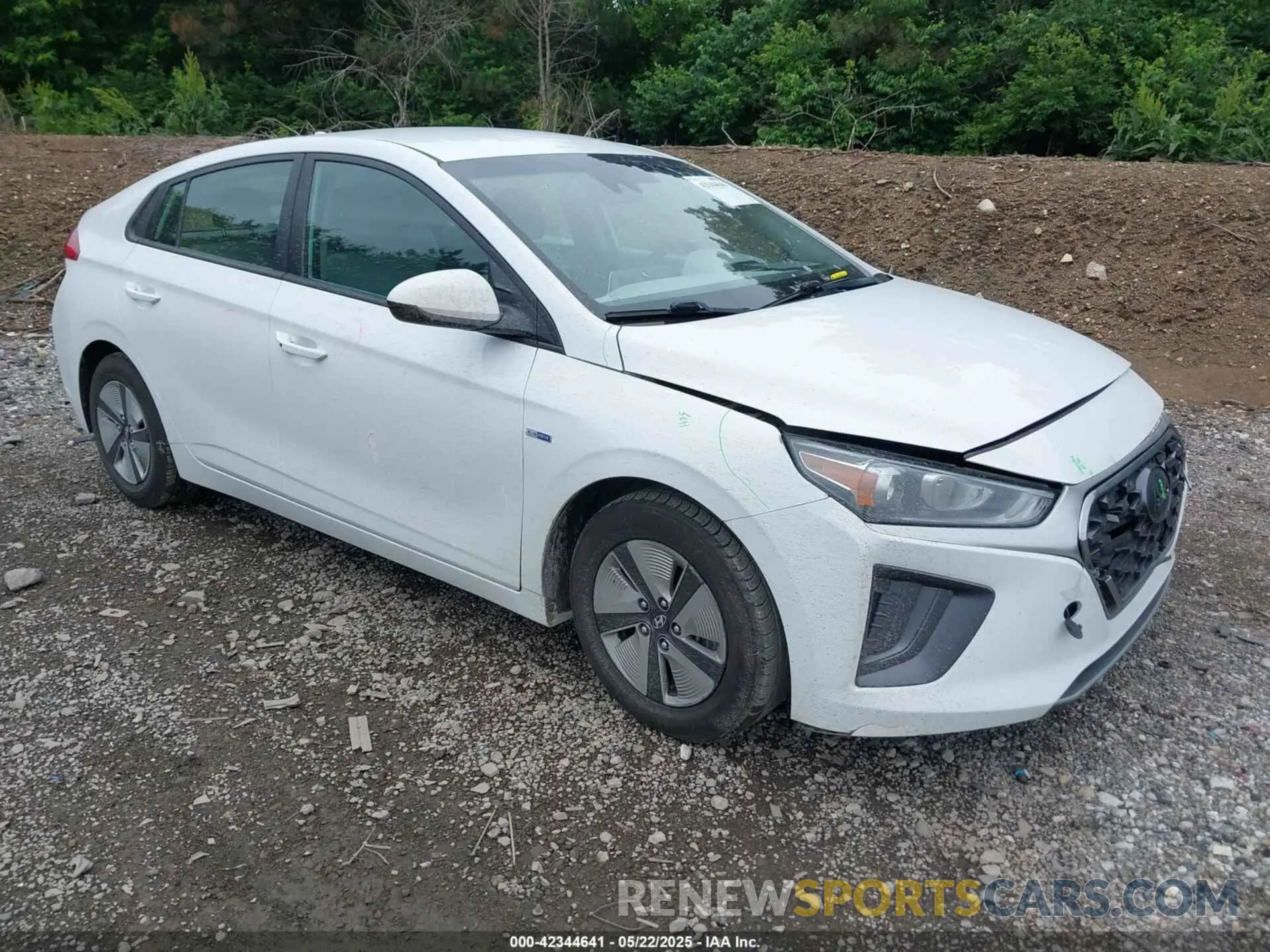 1 Photograph of a damaged car KMHC65LC8LU215813 HYUNDAI IONIQ HYBRID 2020