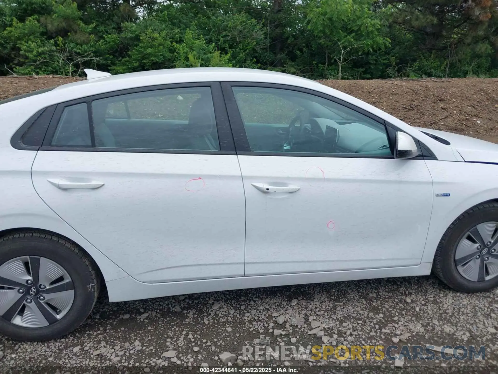 13 Photograph of a damaged car KMHC65LC8LU215813 HYUNDAI IONIQ HYBRID 2020
