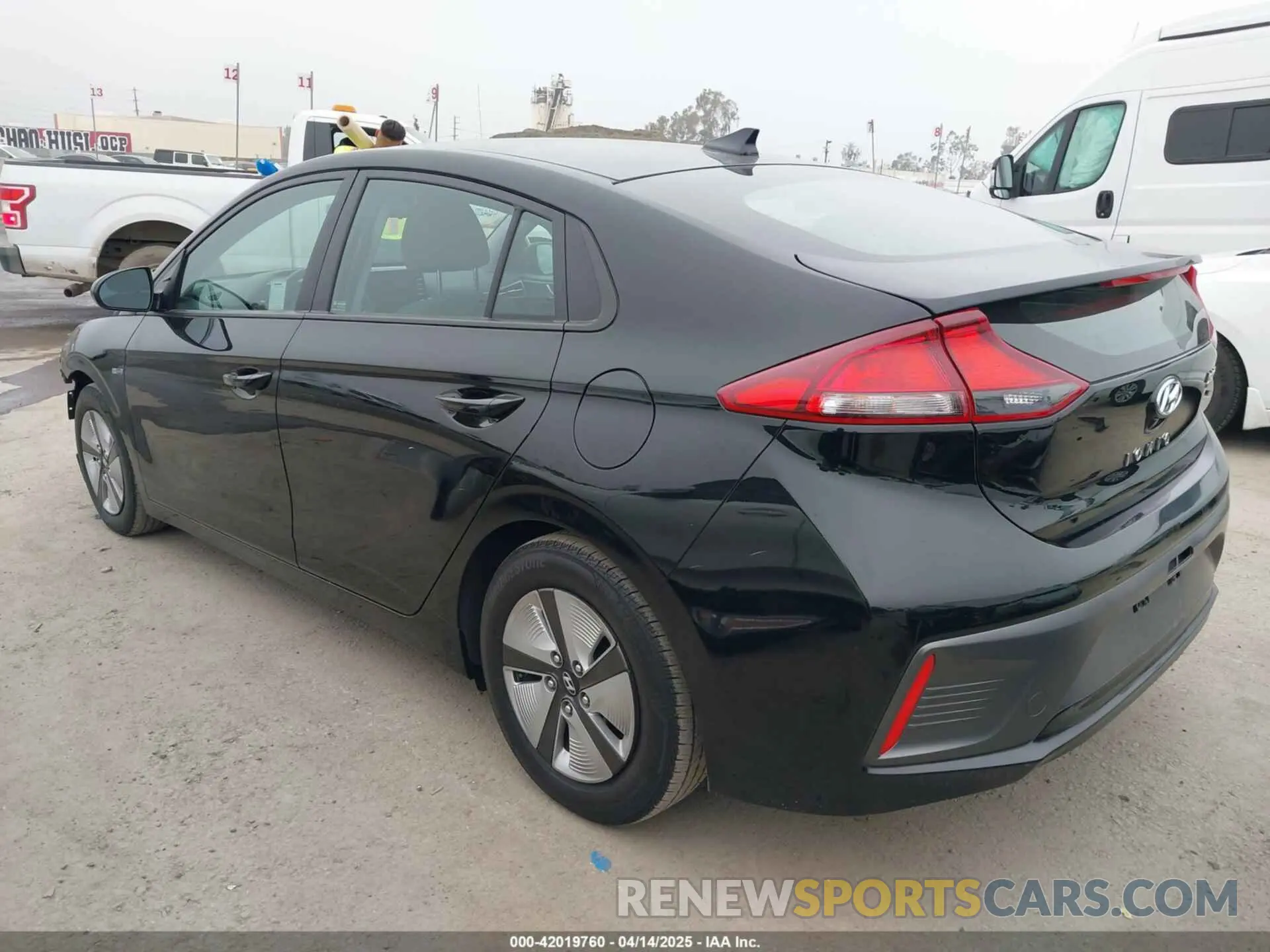 3 Photograph of a damaged car KMHC65LCXLU186010 HYUNDAI IONIQ HYBRID 2020