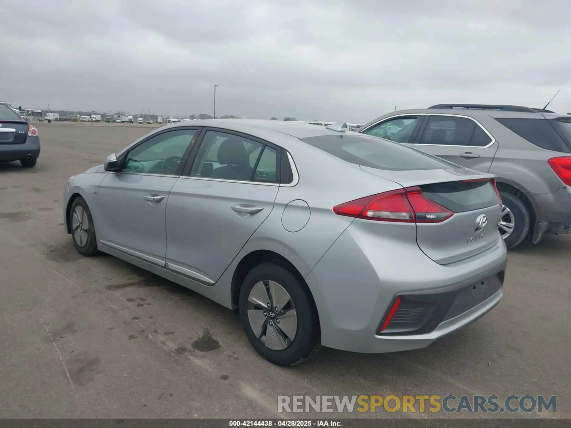 3 Photograph of a damaged car KMHC75LC0LU242355 HYUNDAI IONIQ HYBRID 2020