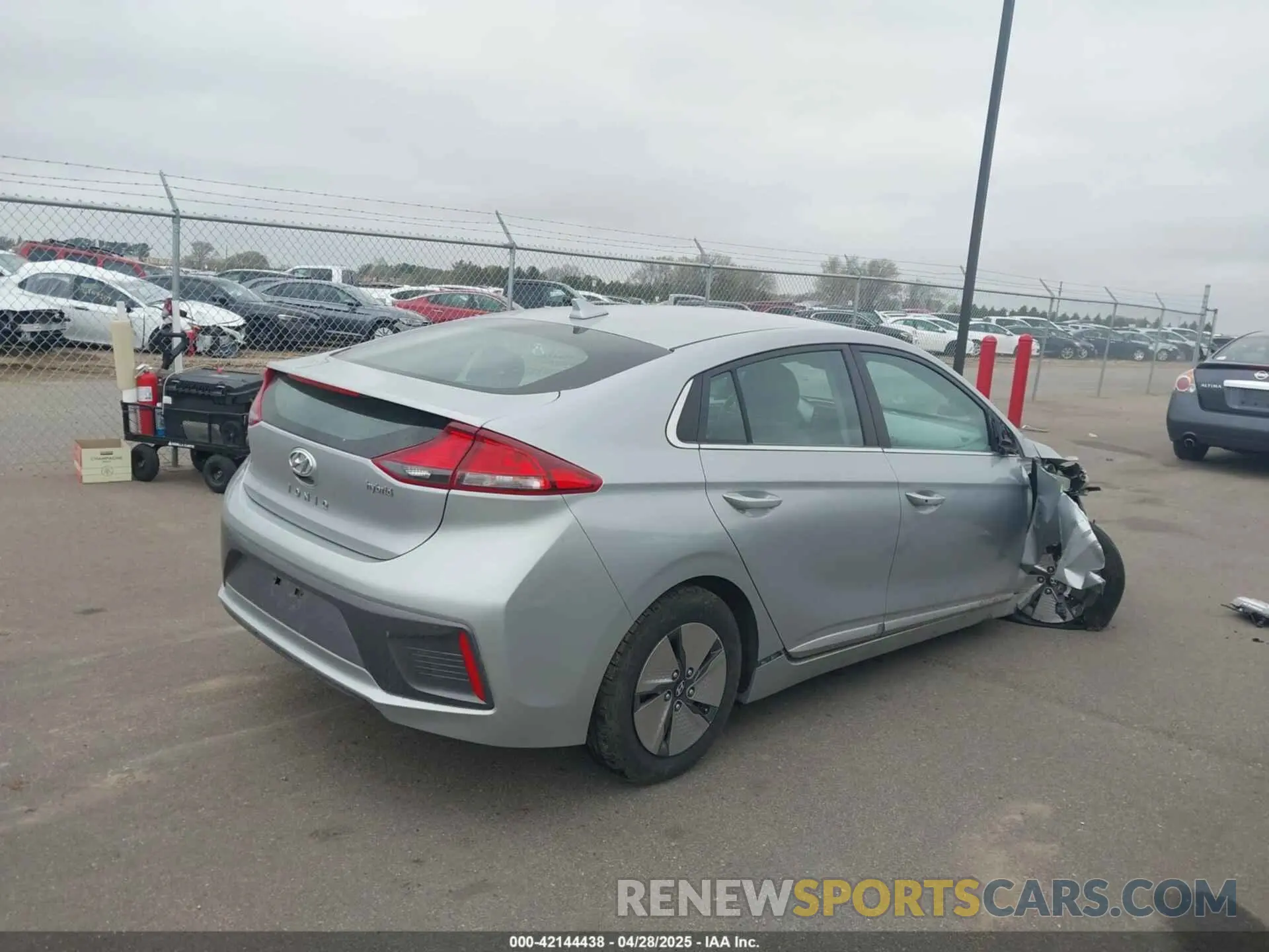4 Photograph of a damaged car KMHC75LC0LU242355 HYUNDAI IONIQ HYBRID 2020
