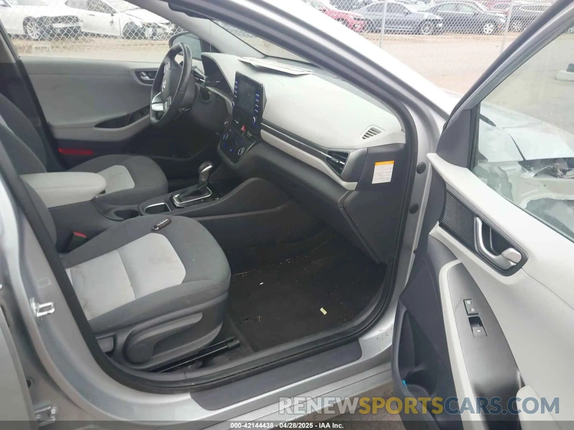 5 Photograph of a damaged car KMHC75LC0LU242355 HYUNDAI IONIQ HYBRID 2020
