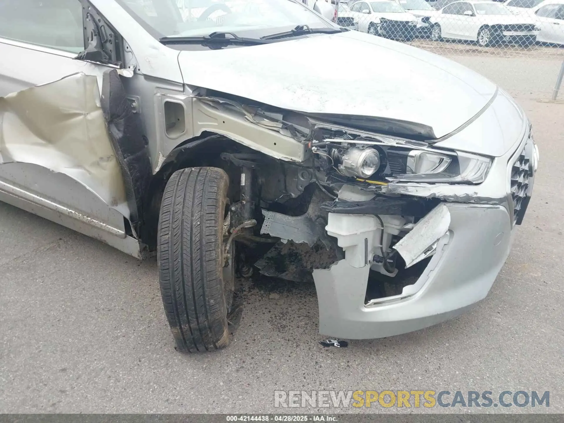 6 Photograph of a damaged car KMHC75LC0LU242355 HYUNDAI IONIQ HYBRID 2020
